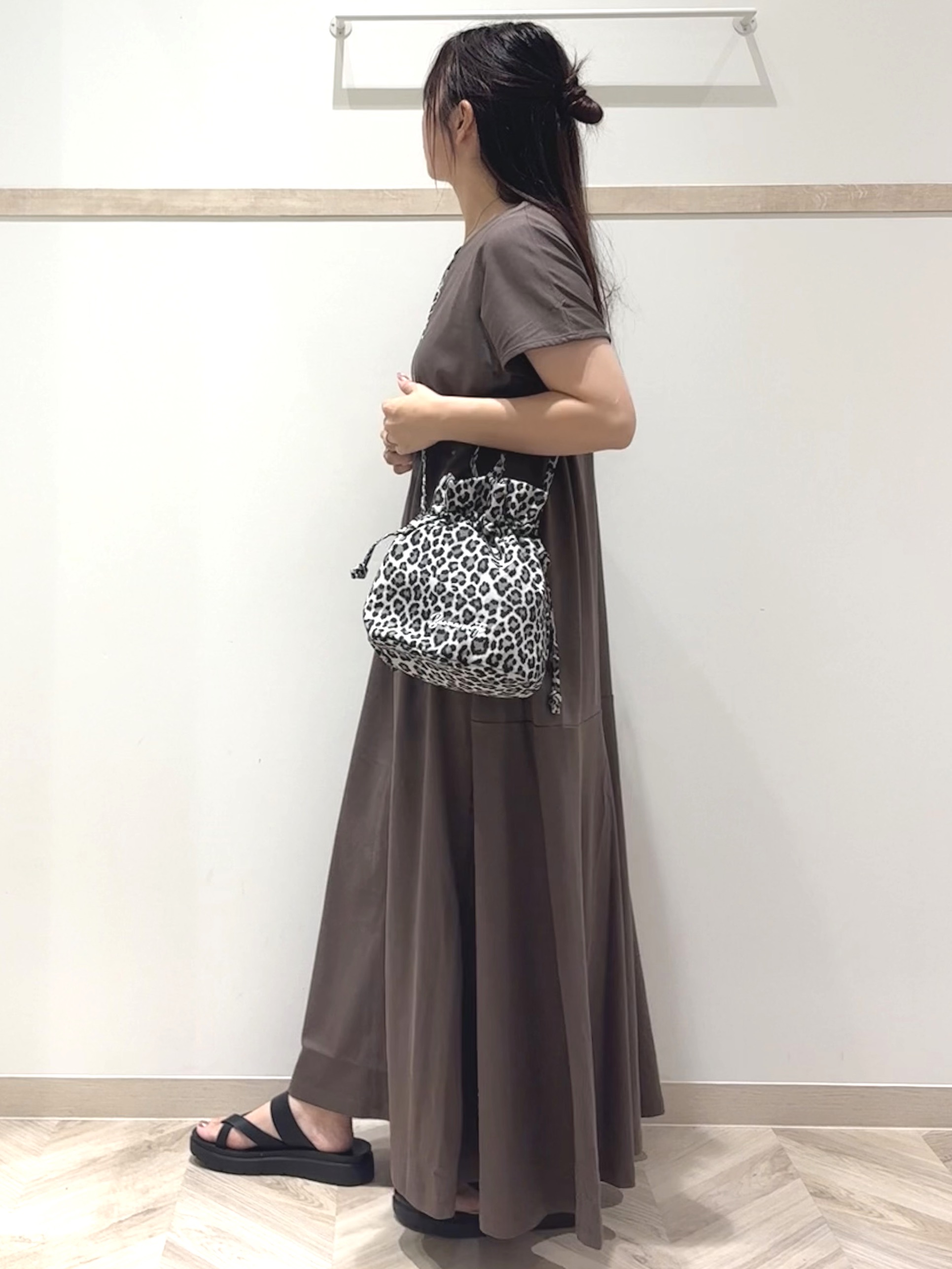 nanaさんの「SHOO･LA･RUE｜【ひんやり/体型カバー/洗濯機可】涼やかAラインロングワンピース」を使ったコーディネート