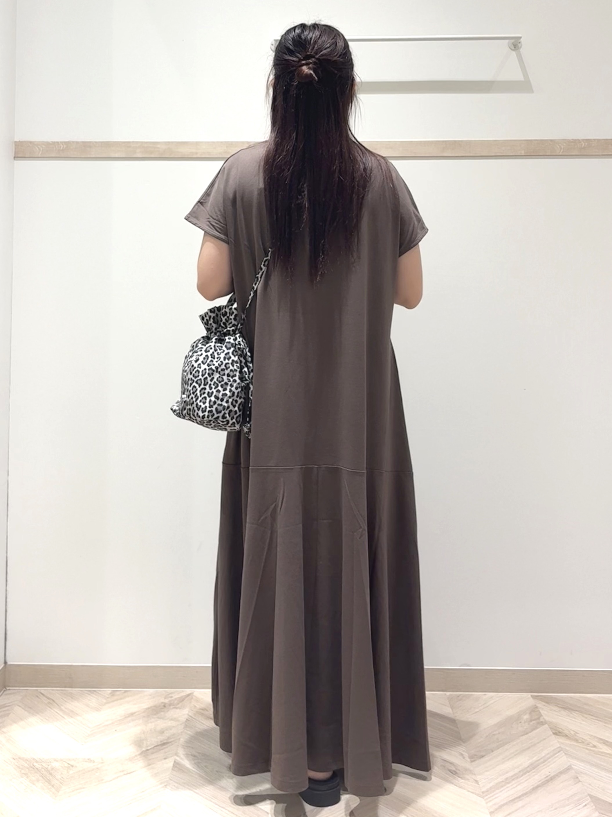 nanaさんの「SHOO･LA･RUE｜【ひんやり/体型カバー/洗濯機可】涼やかAラインロングワンピース」を使ったコーディネート