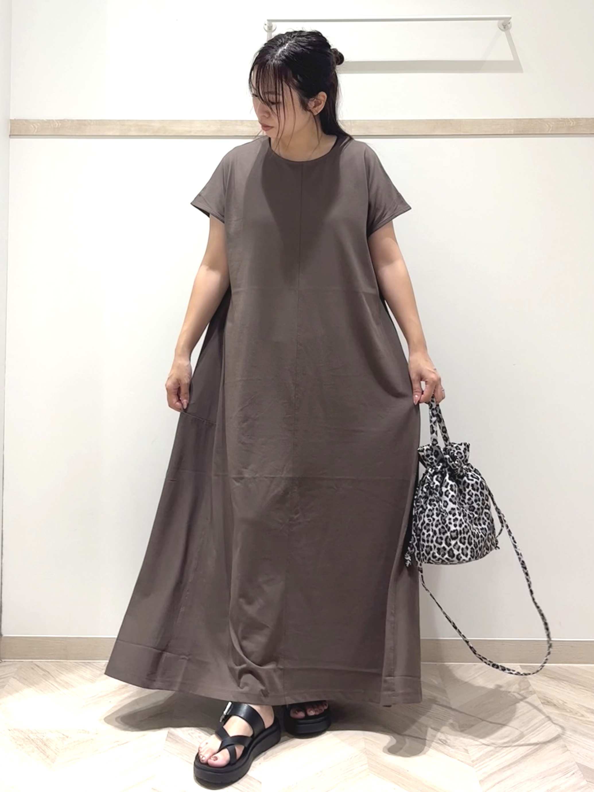 nanaさんの「SHOO･LA･RUE｜【ひんやり/体型カバー/洗濯機可】涼やかAラインロングワンピース」を使ったコーディネート