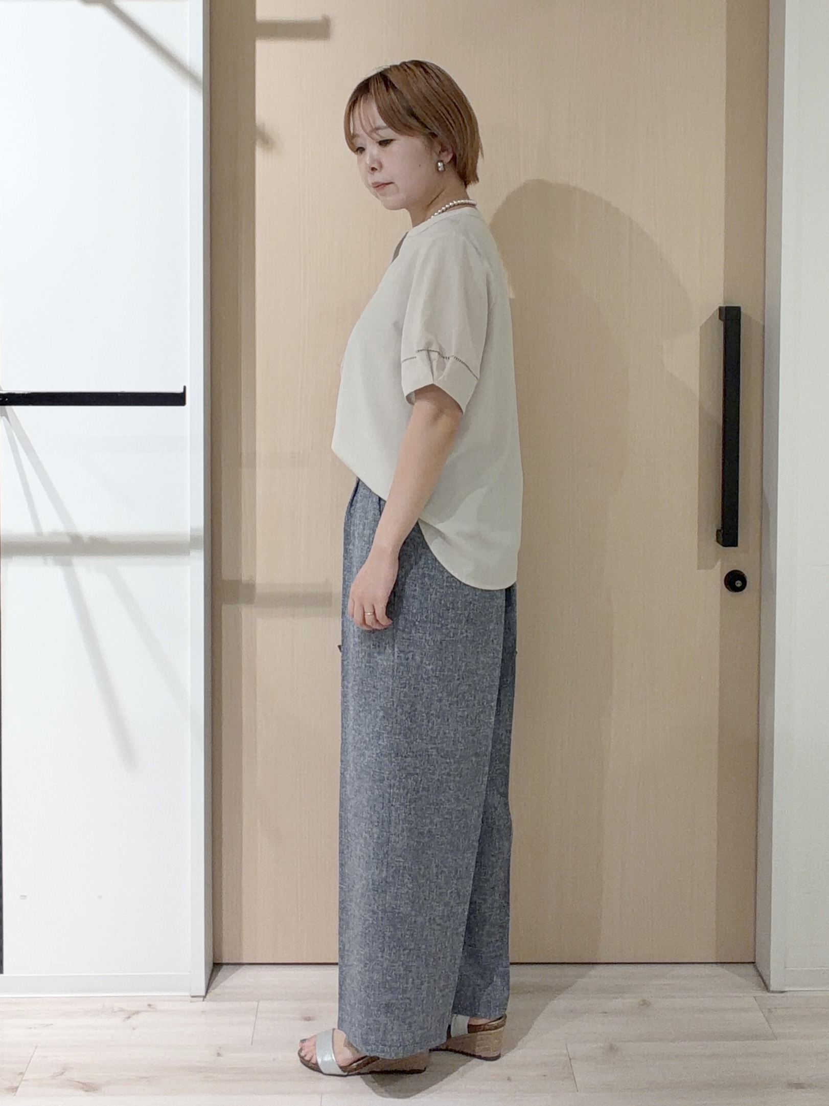 ひらしーさんの「SHOO･LA･RUE｜【洗濯後しわになりにくい／インせずきまる】麻調ハシゴレーススキッパーブラウス」を使ったコーディネート