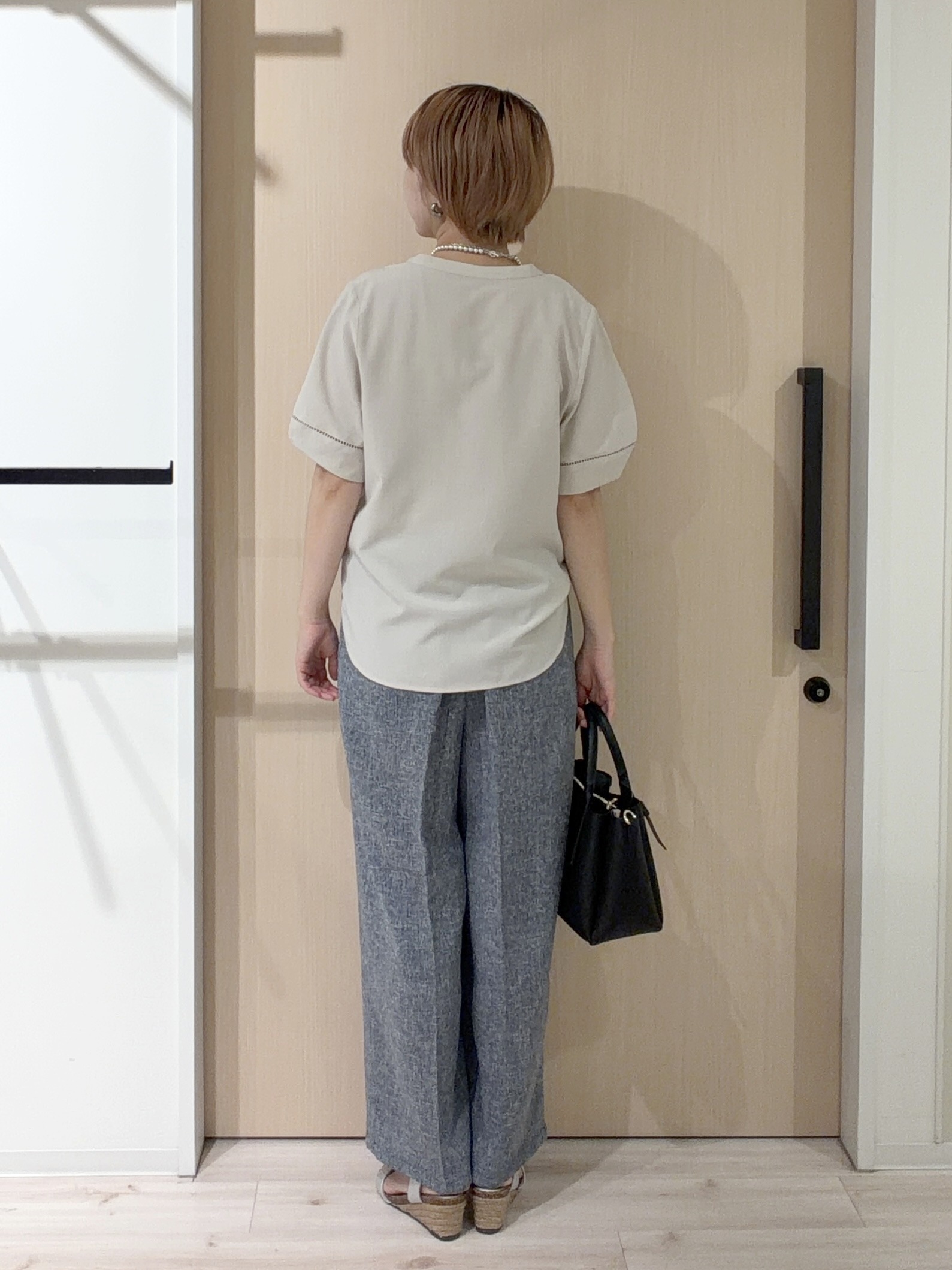ひらしーさんの「SHOO･LA･RUE｜【洗濯後しわになりにくい／インせずきまる】麻調ハシゴレーススキッパーブラウス」を使ったコーディネート