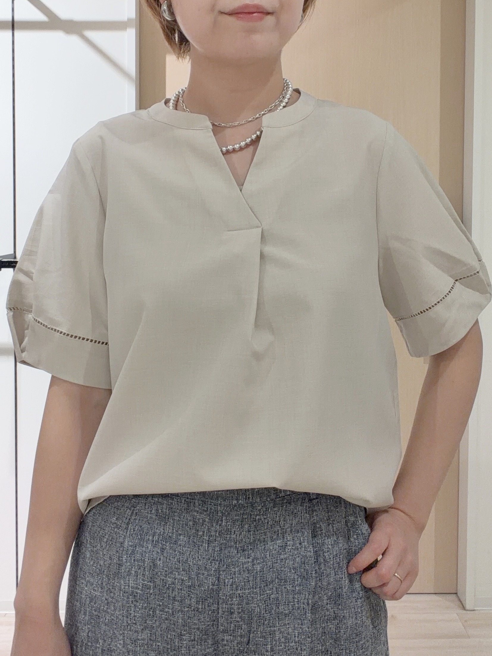 ひらしーさんの「SHOO･LA･RUE｜【洗濯後しわになりにくい／インせずきまる】麻調ハシゴレーススキッパーブラウス」を使ったコーディネート