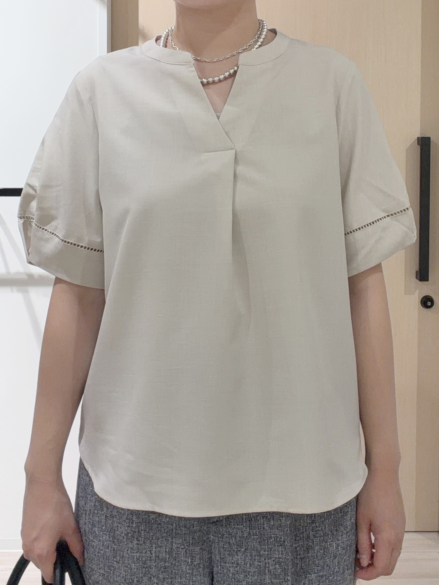 ひらしーさんの「SHOO･LA･RUE｜【洗濯後しわになりにくい／インせずきまる】麻調ハシゴレーススキッパーブラウス」を使ったコーディネート