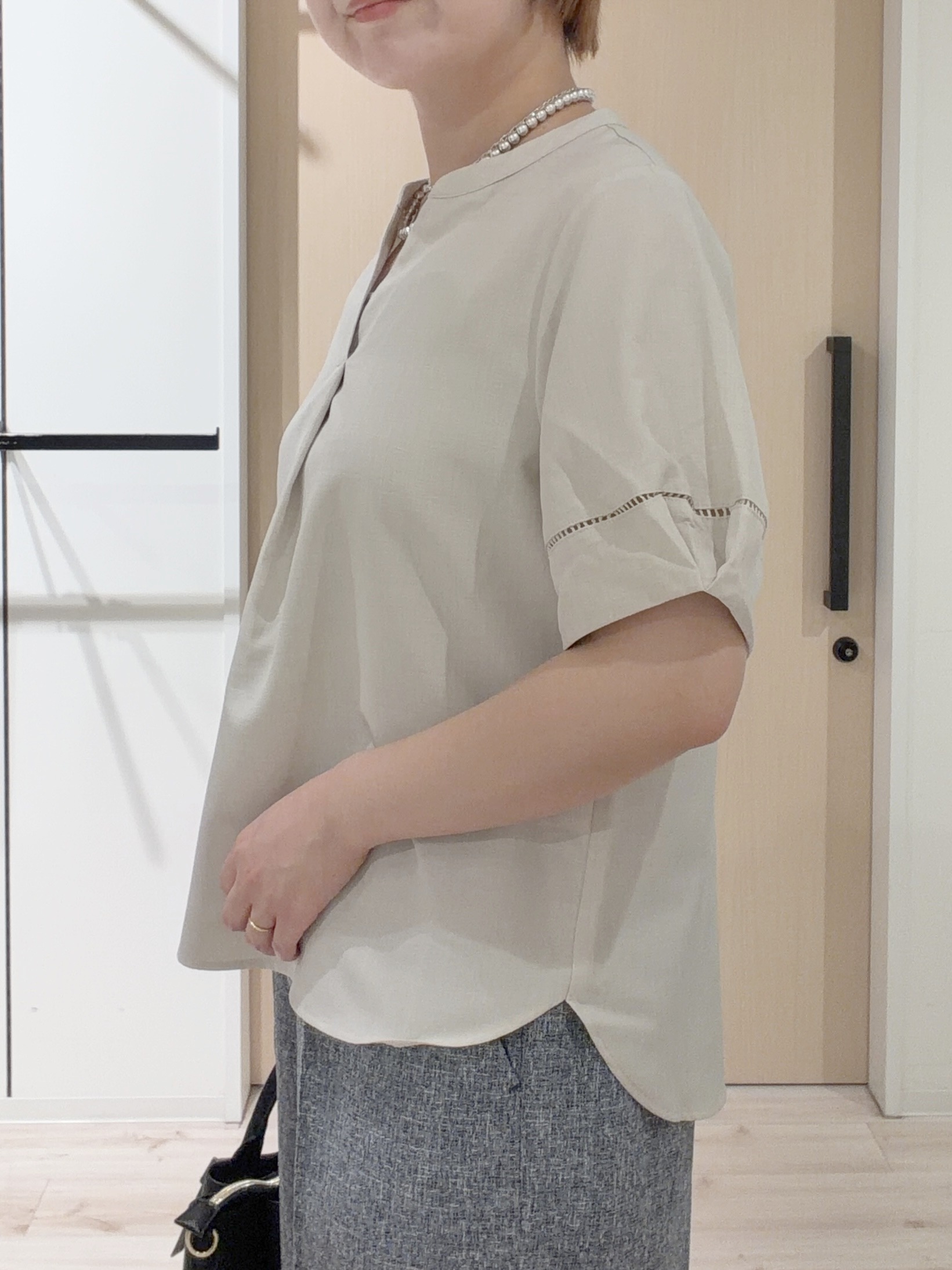 ひらしーさんの「SHOO･LA･RUE｜【洗濯後しわになりにくい／インせずきまる】麻調ハシゴレーススキッパーブラウス」を使ったコーディネート