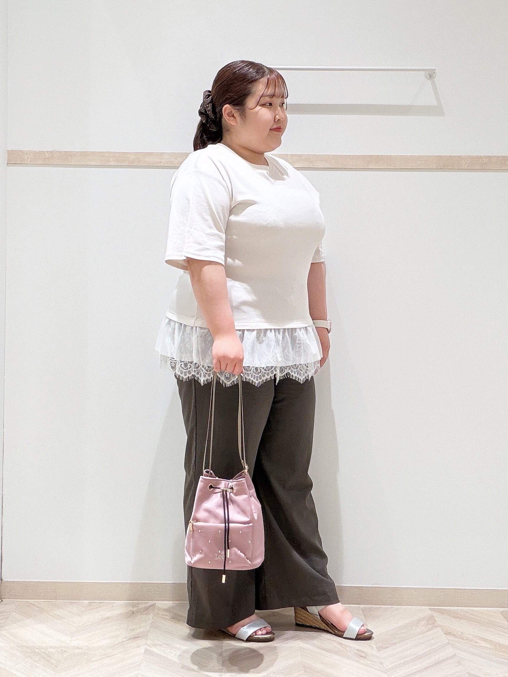 ゆめかさんの「SHOO･LA･RUE｜【ひんやり/UV/抗菌防臭/S-LL】1枚でサマ見え 裾レースTシャツ」を使ったコーディネート