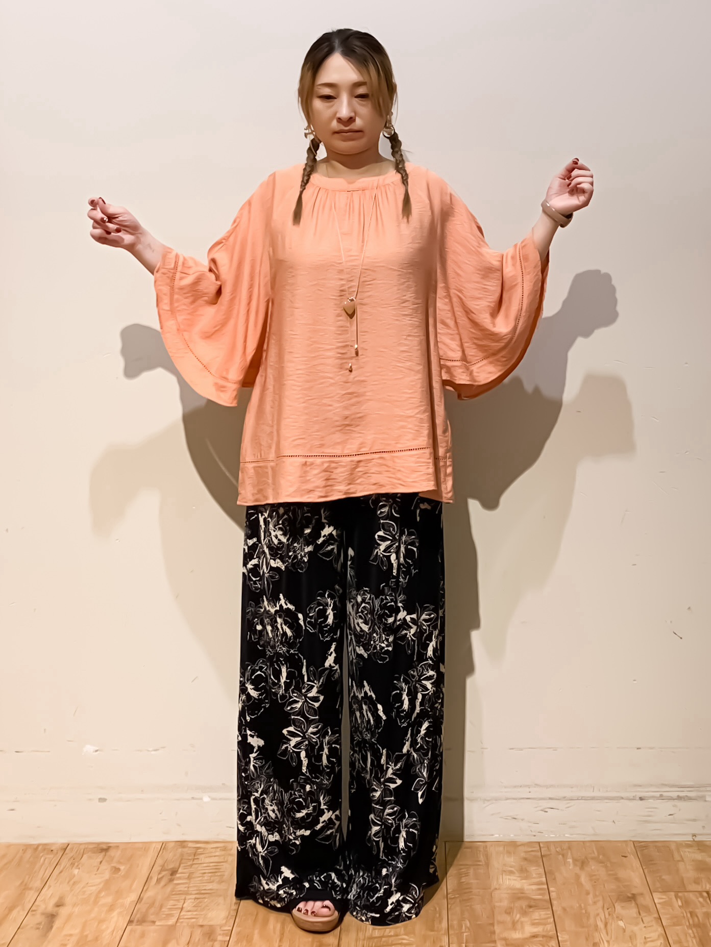 MEGさんの「SHOO･LA･RUE｜【ひんやり/S-LL/体型カバー】はしごレースが涼し気な スラブポンチョ風ブラウス」を使ったコーディネート