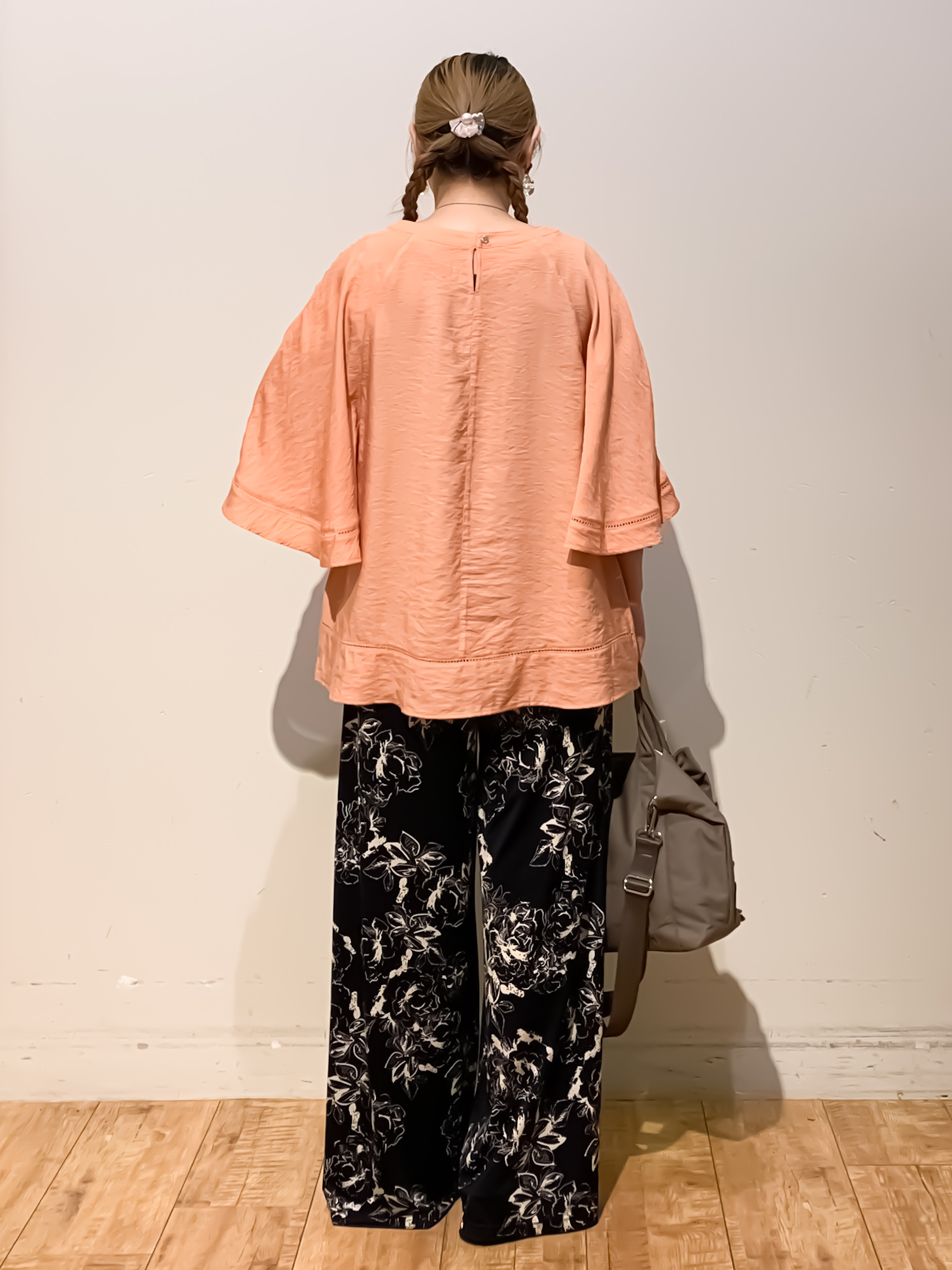 MEGさんの「SHOO･LA･RUE｜【ひんやり/S-LL/体型カバー】はしごレースが涼し気な スラブポンチョ風ブラウス」を使ったコーディネート