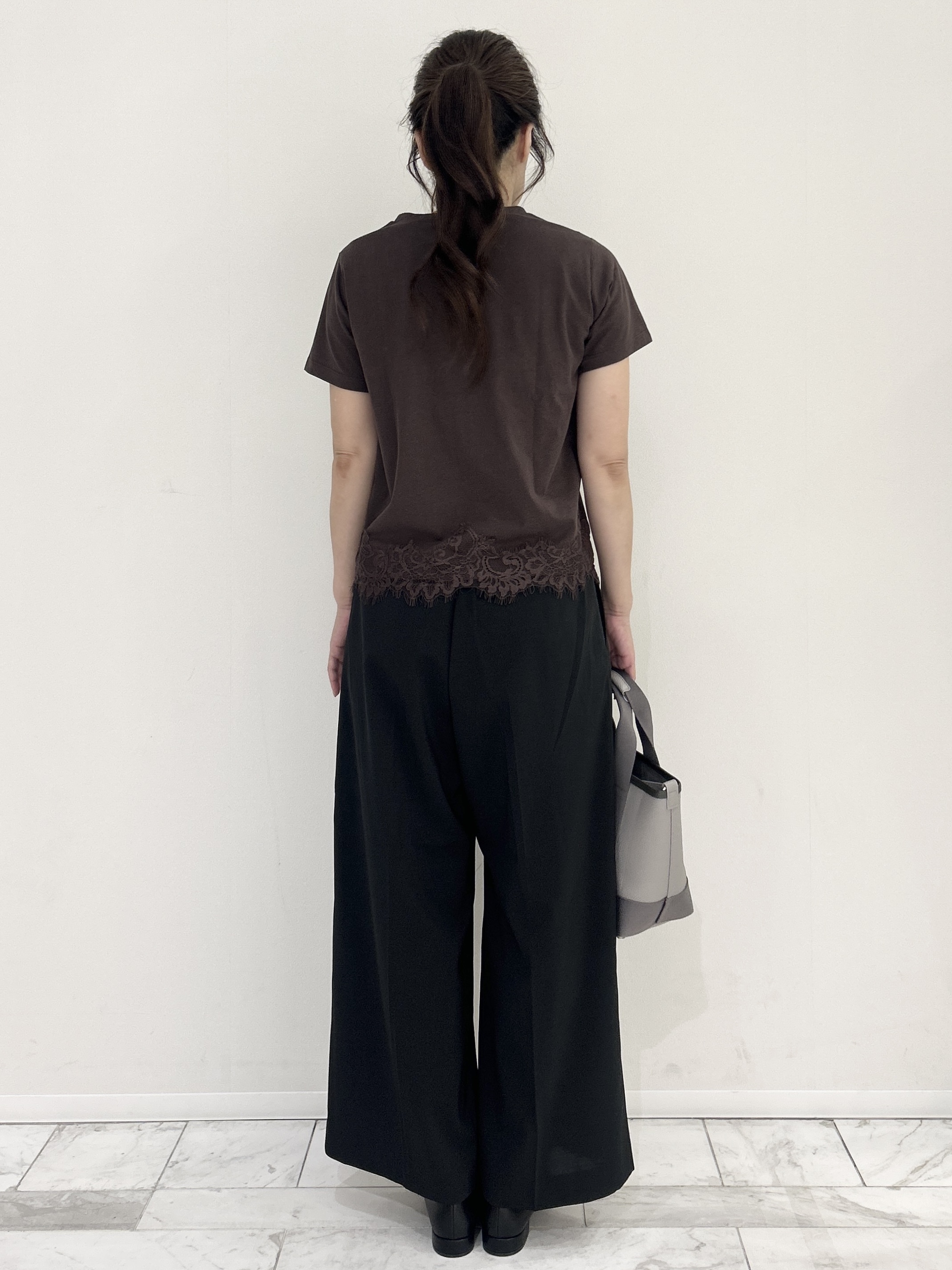 りなさんの「OPAQUE.CLIP｜【接触冷感／UVケア】裾レースロゴTシャツ《洗濯機OK／S-3L》」を使ったコーディネート