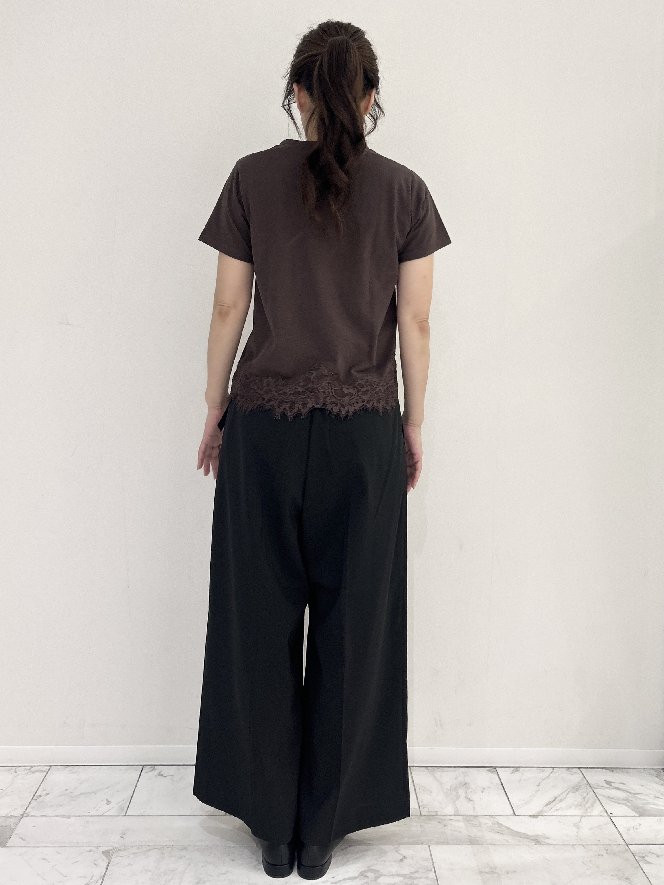 りなさんの「OPAQUE.CLIP｜【接触冷感／UVケア】裾レースロゴTシャツ《洗濯機OK／S-3L》」を使ったコーディネート