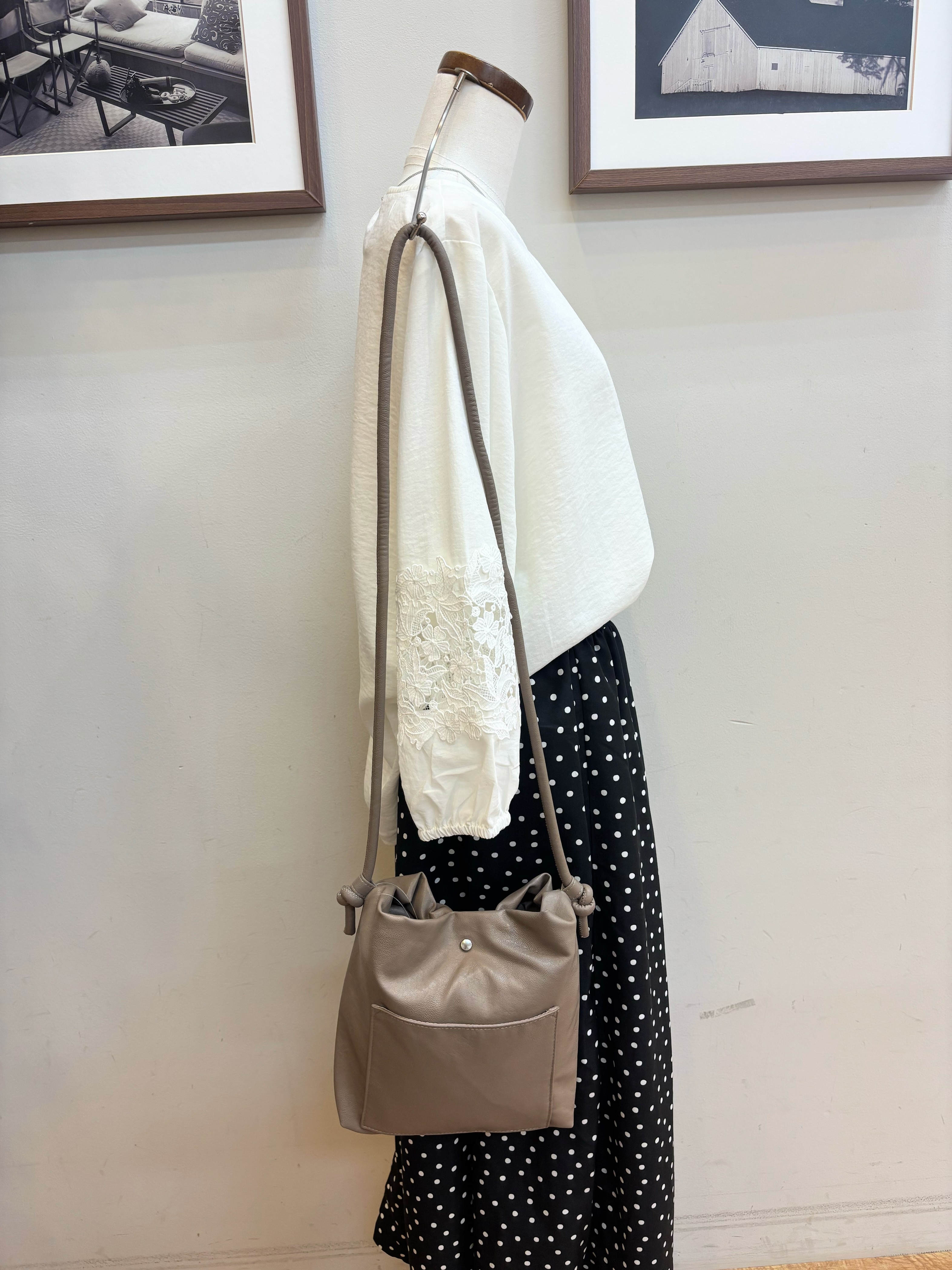 maiさんの「SHOO･LA･RUE｜【洗濯機可/S-LL/洗濯後しわになりにくい】お袖レースデザインブラウス」を使ったコーディネート