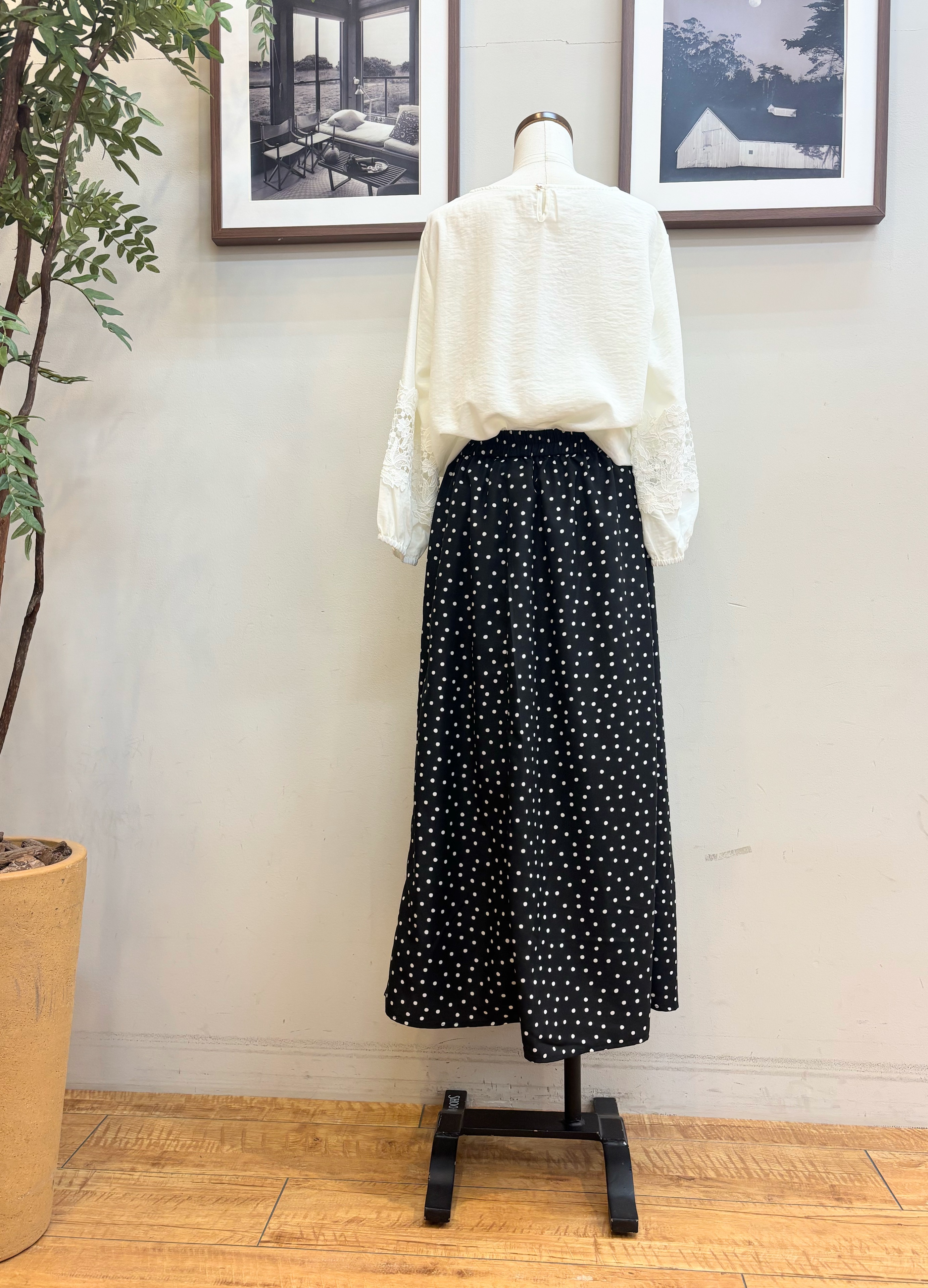 maiさんの「SHOO･LA･RUE｜【洗濯機可/S-LL/洗濯後しわになりにくい】お袖レースデザインブラウス」を使ったコーディネート