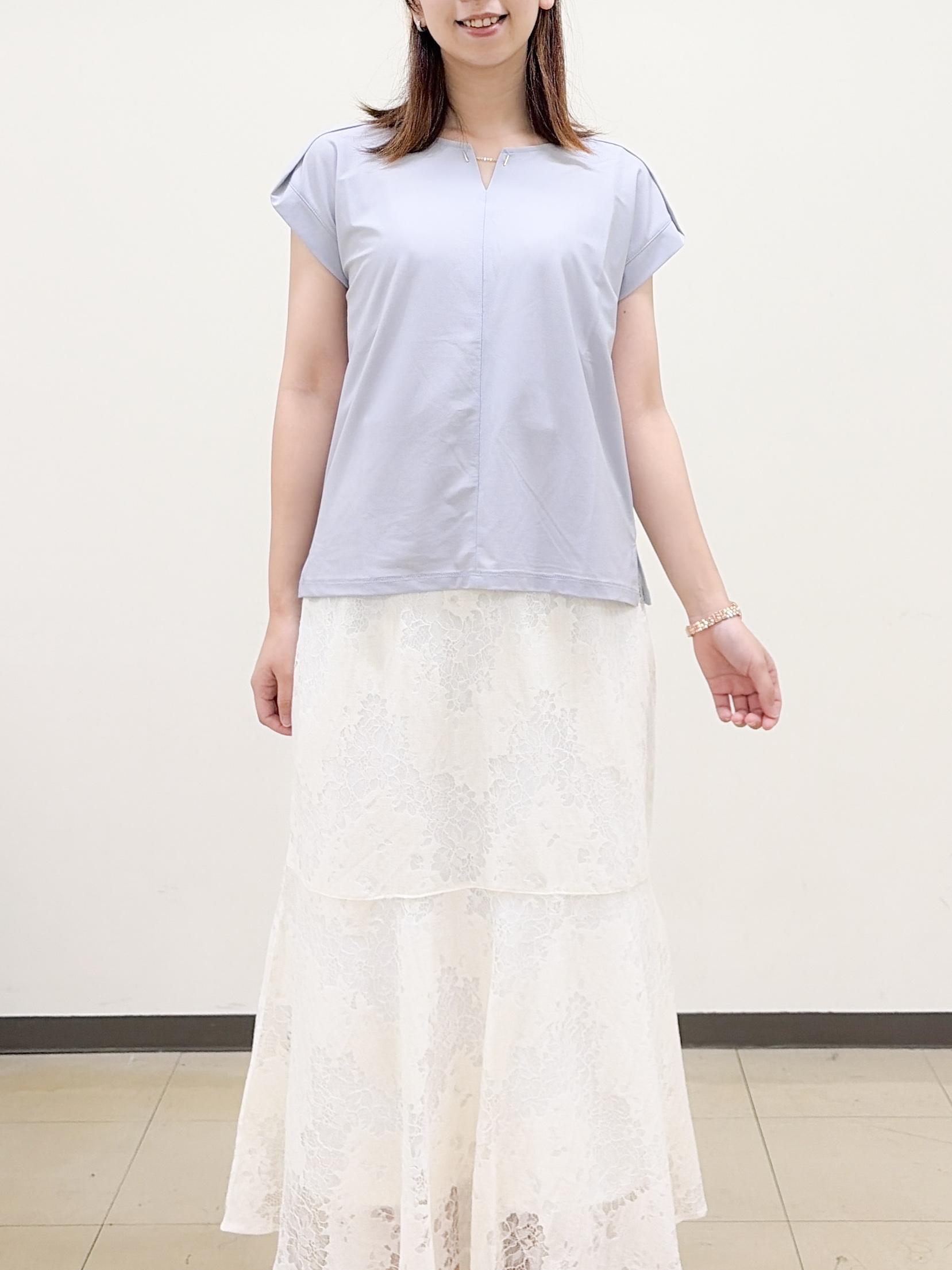 yurinaさんの「index｜【接触冷感】ひんやりキーネックフレンチトップス《洗濯機OK》」を使ったコーディネート