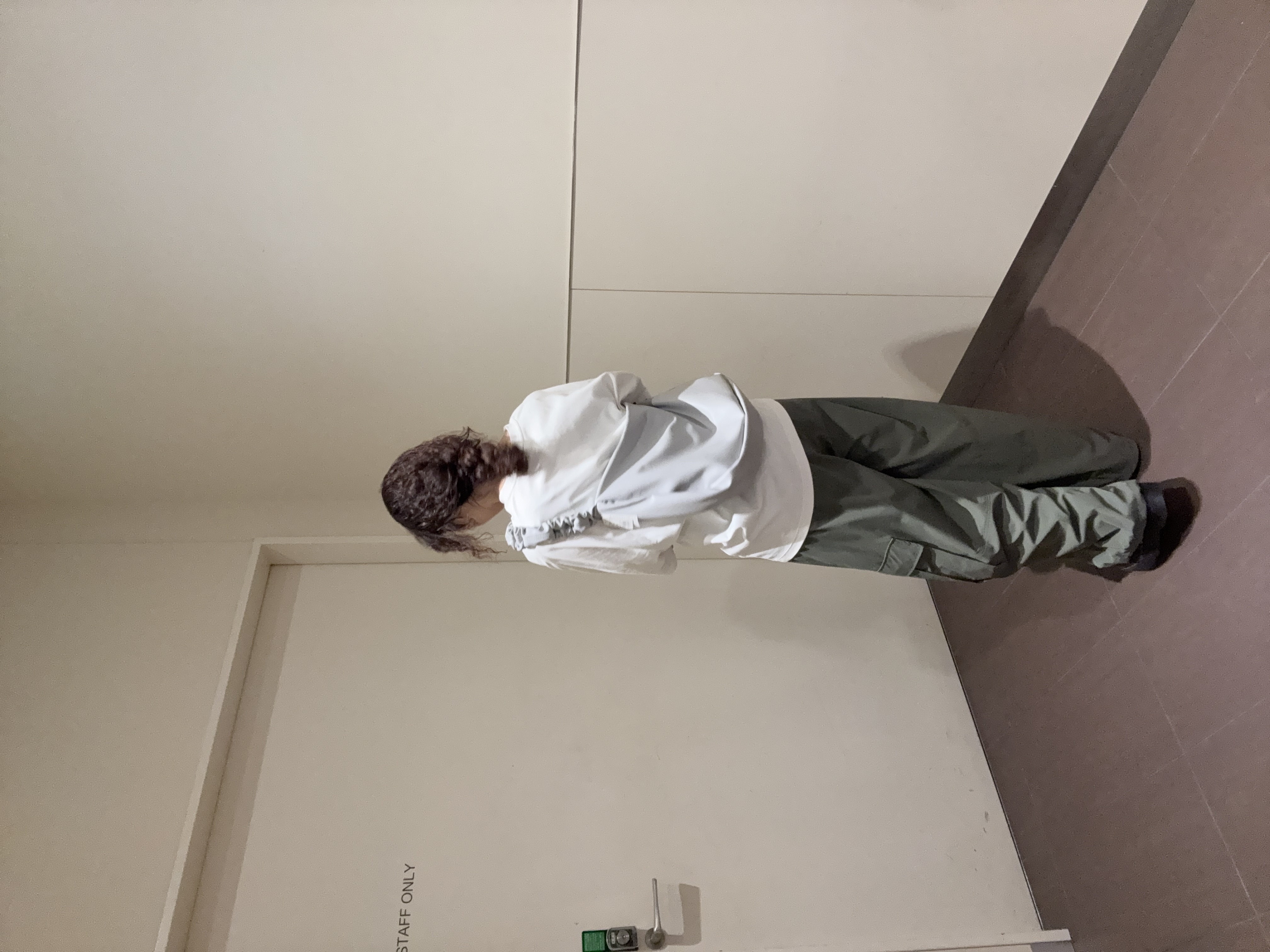 安本有里さんの「tk.TAKEO KIKUCHI｜カッティングカーゴパンツ」を使ったコーディネート