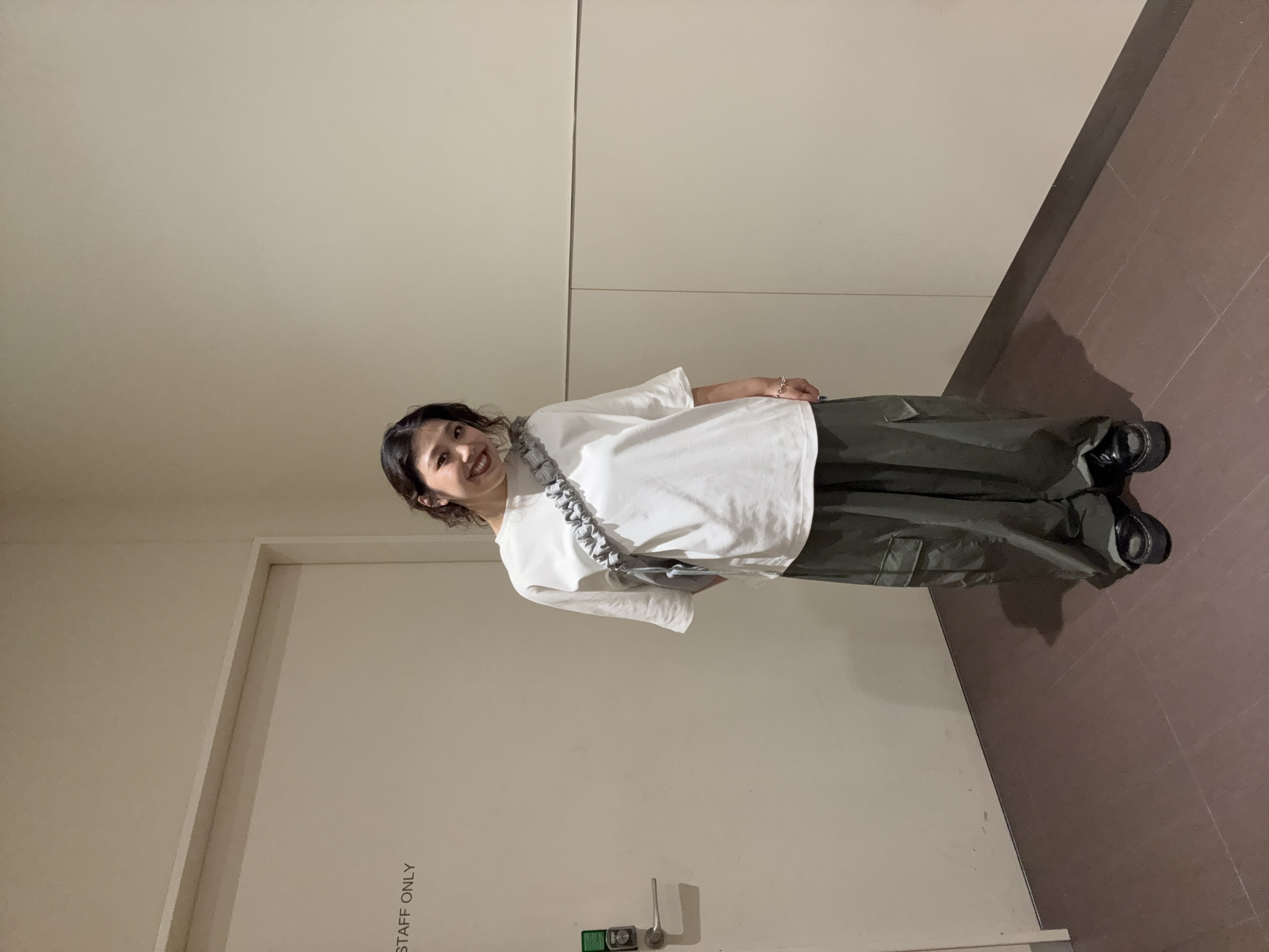 安本有里さんの「tk.TAKEO KIKUCHI｜カッティングカーゴパンツ」を使ったコーディネート