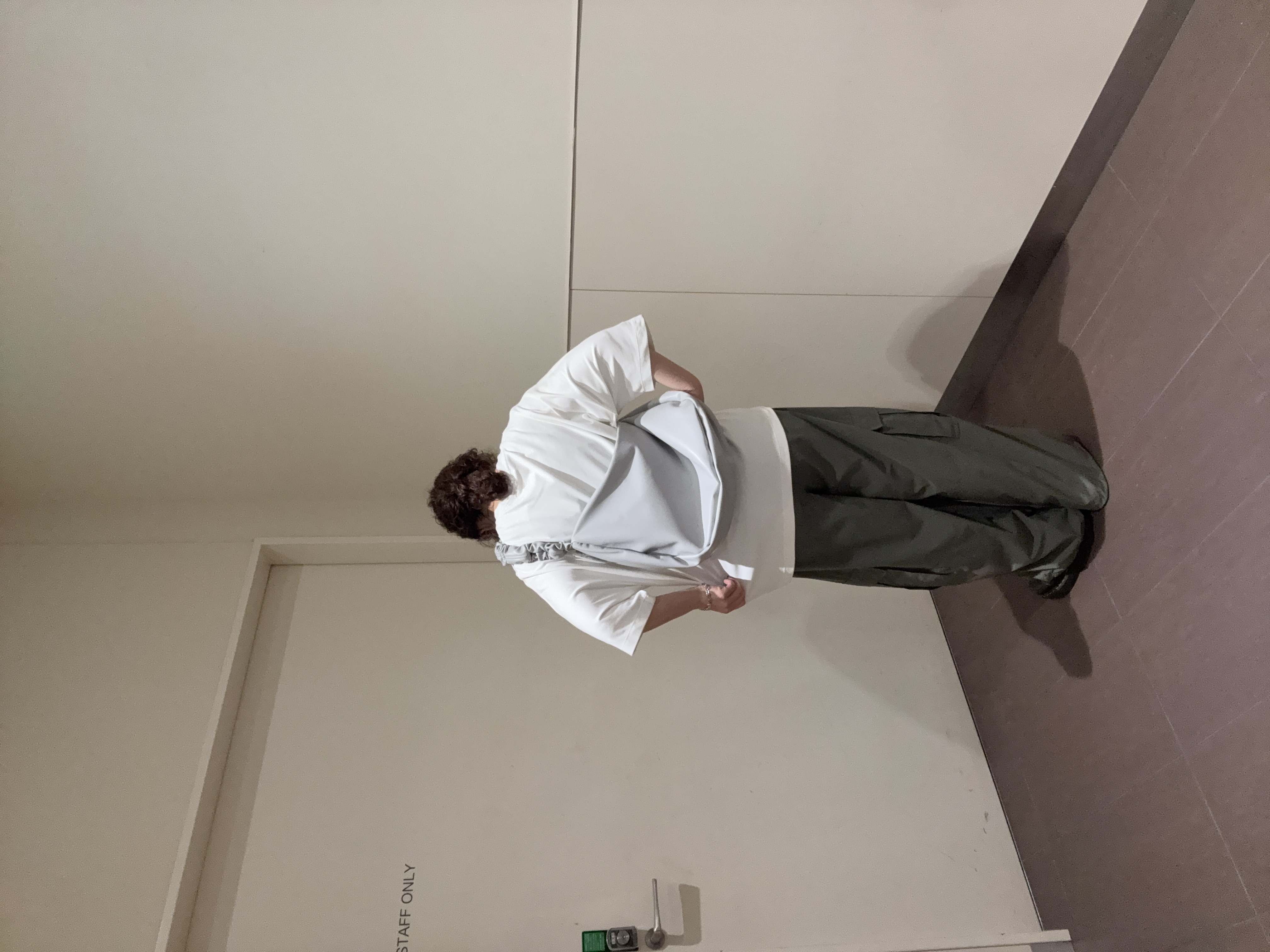 安本有里さんの「tk.TAKEO KIKUCHI｜カッティングカーゴパンツ」を使ったコーディネート