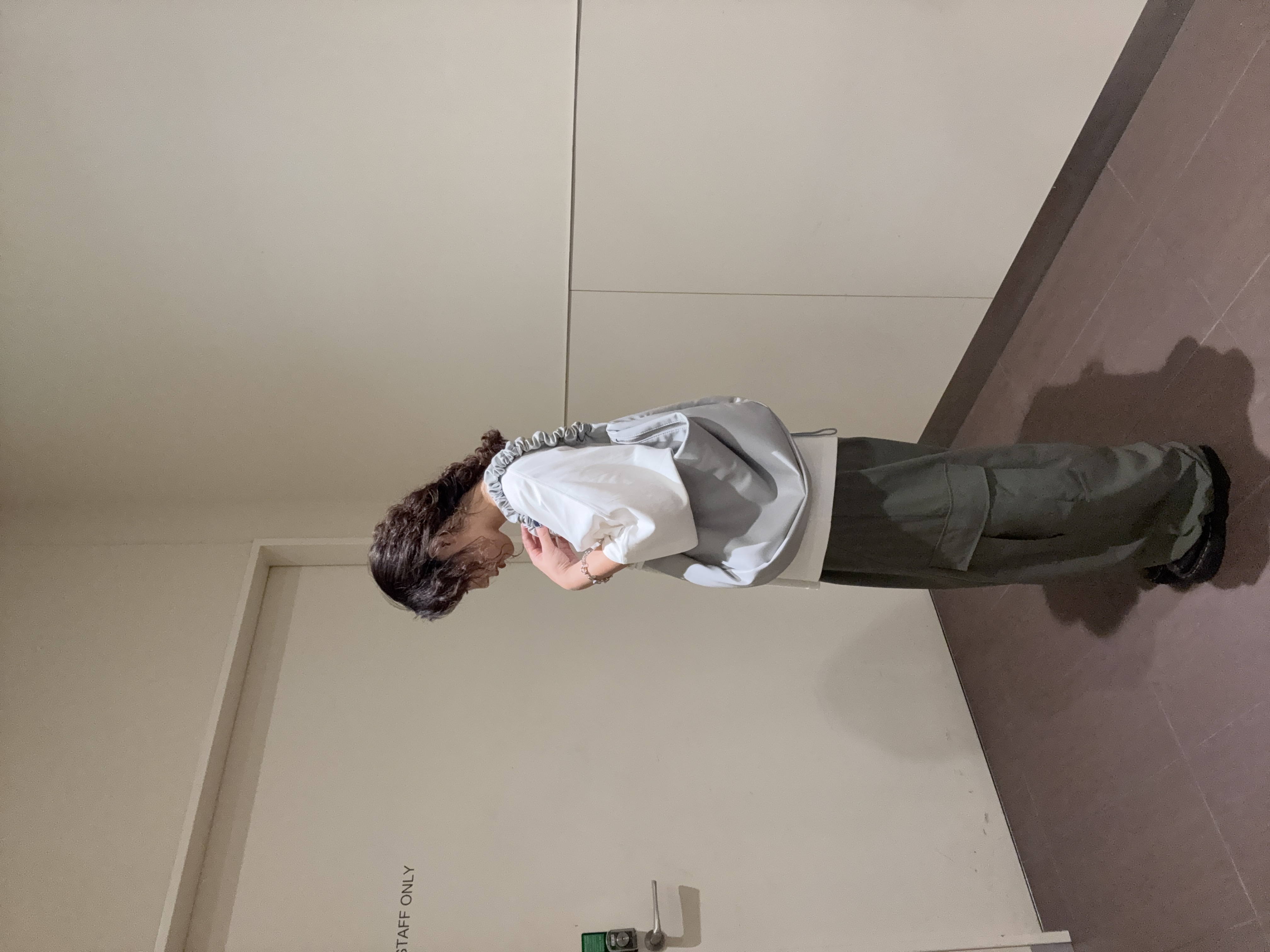 安本有里さんの「tk.TAKEO KIKUCHI｜カッティングカーゴパンツ」を使ったコーディネート