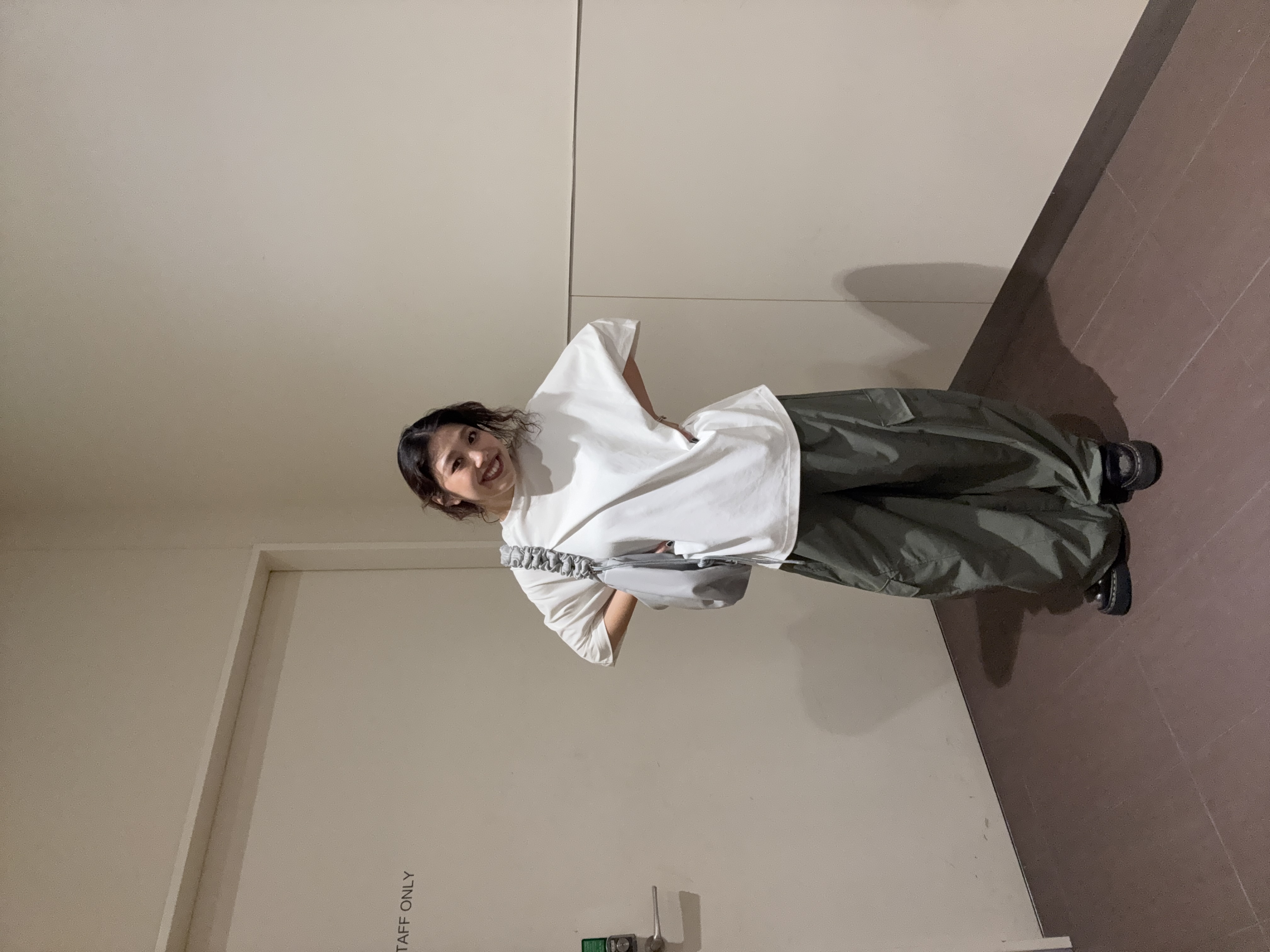 安本有里さんの「tk.TAKEO KIKUCHI｜カッティングカーゴパンツ」を使ったコーディネート