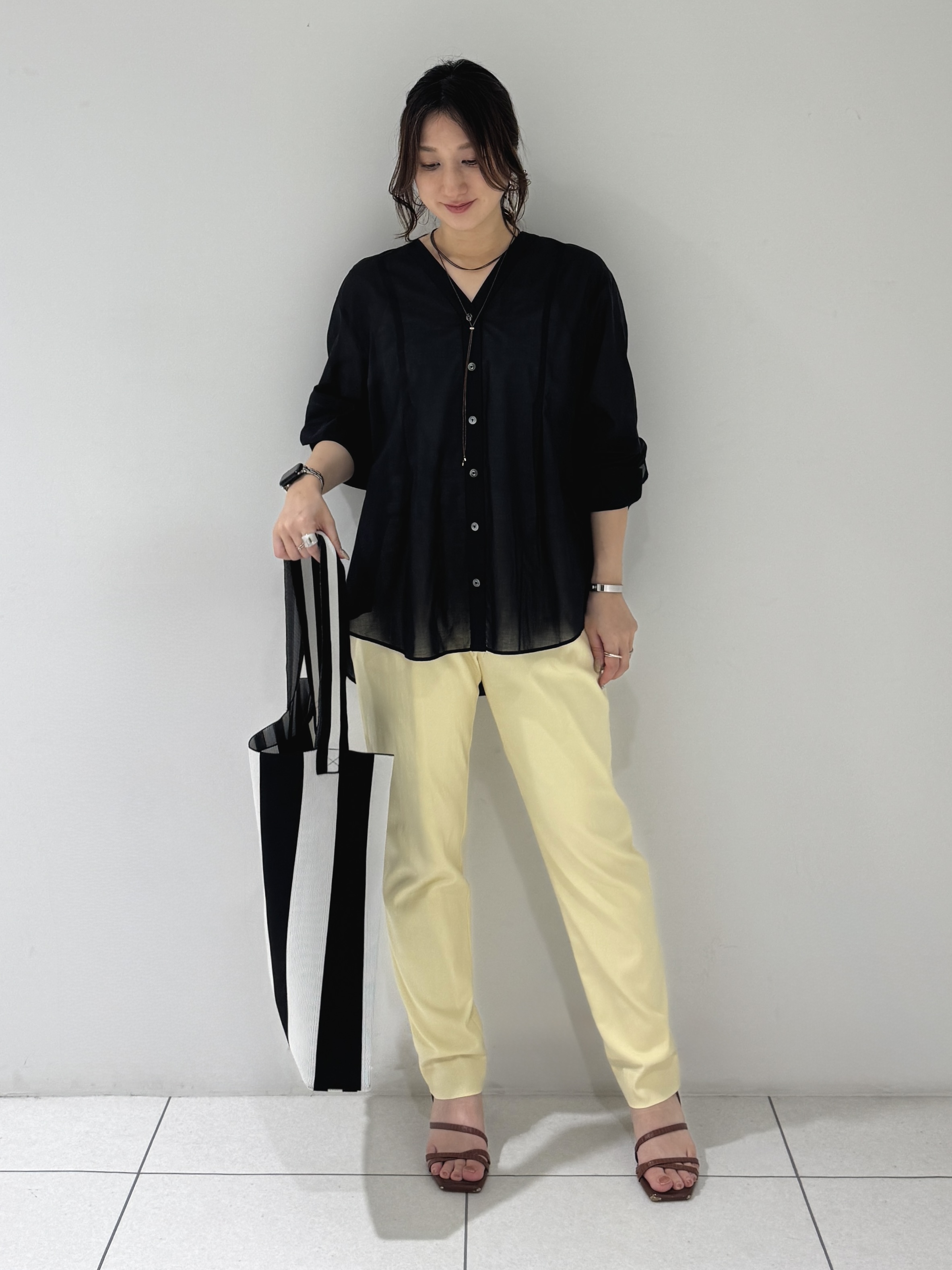 そんさんの「INDIVI｜【洗える／軽やか】無地＆ストライプ柄 切替タックブラウス」を使ったコーディネート