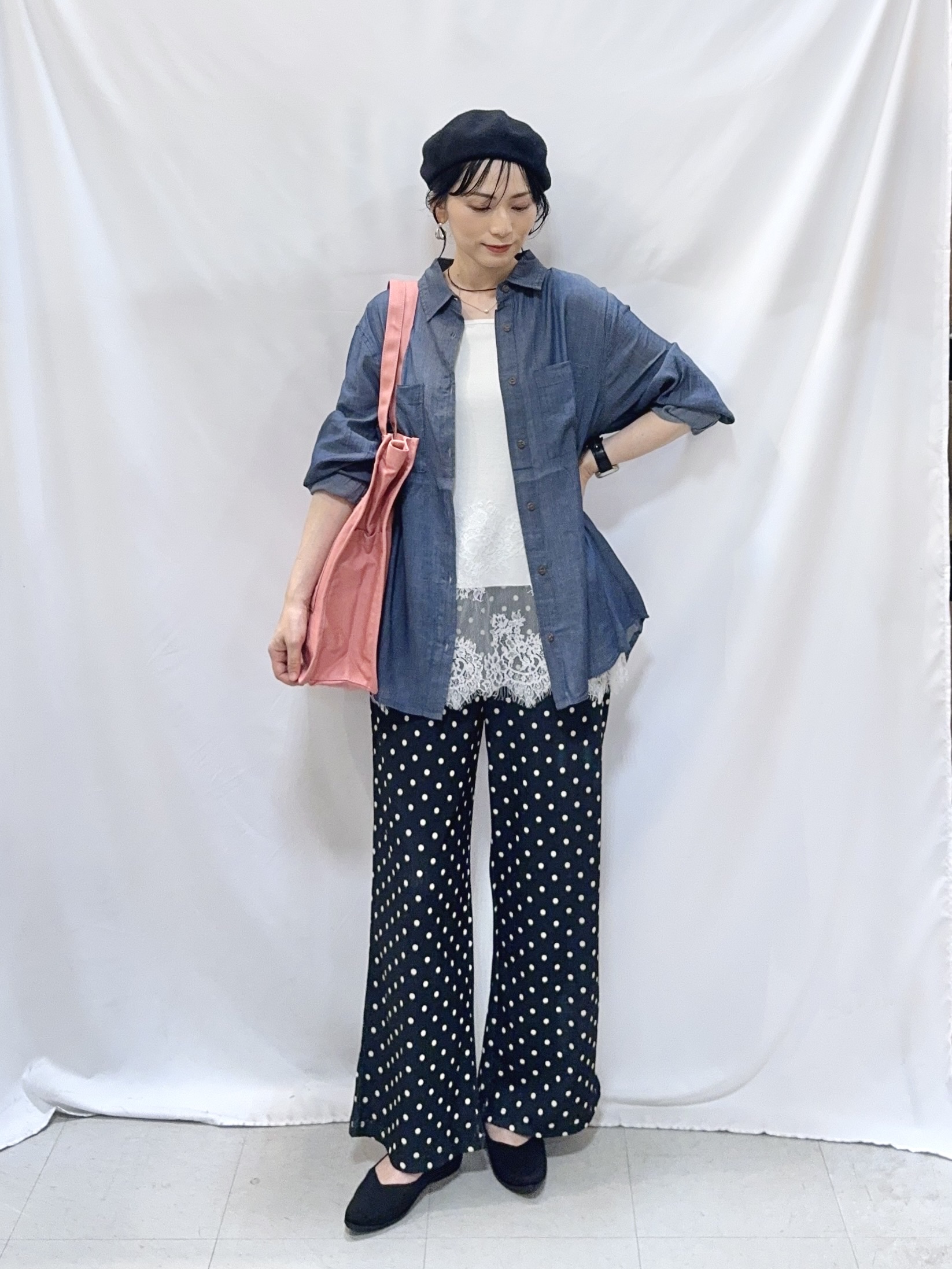 𝐇𝐢𝐫𝐨𝐦𝐢さんの「SHOO･LA･RUE｜【綿100%/UV/S-LL/体型カバー】優しく透ける 柔らかシアーデニムシャツ」を使ったコーディネート