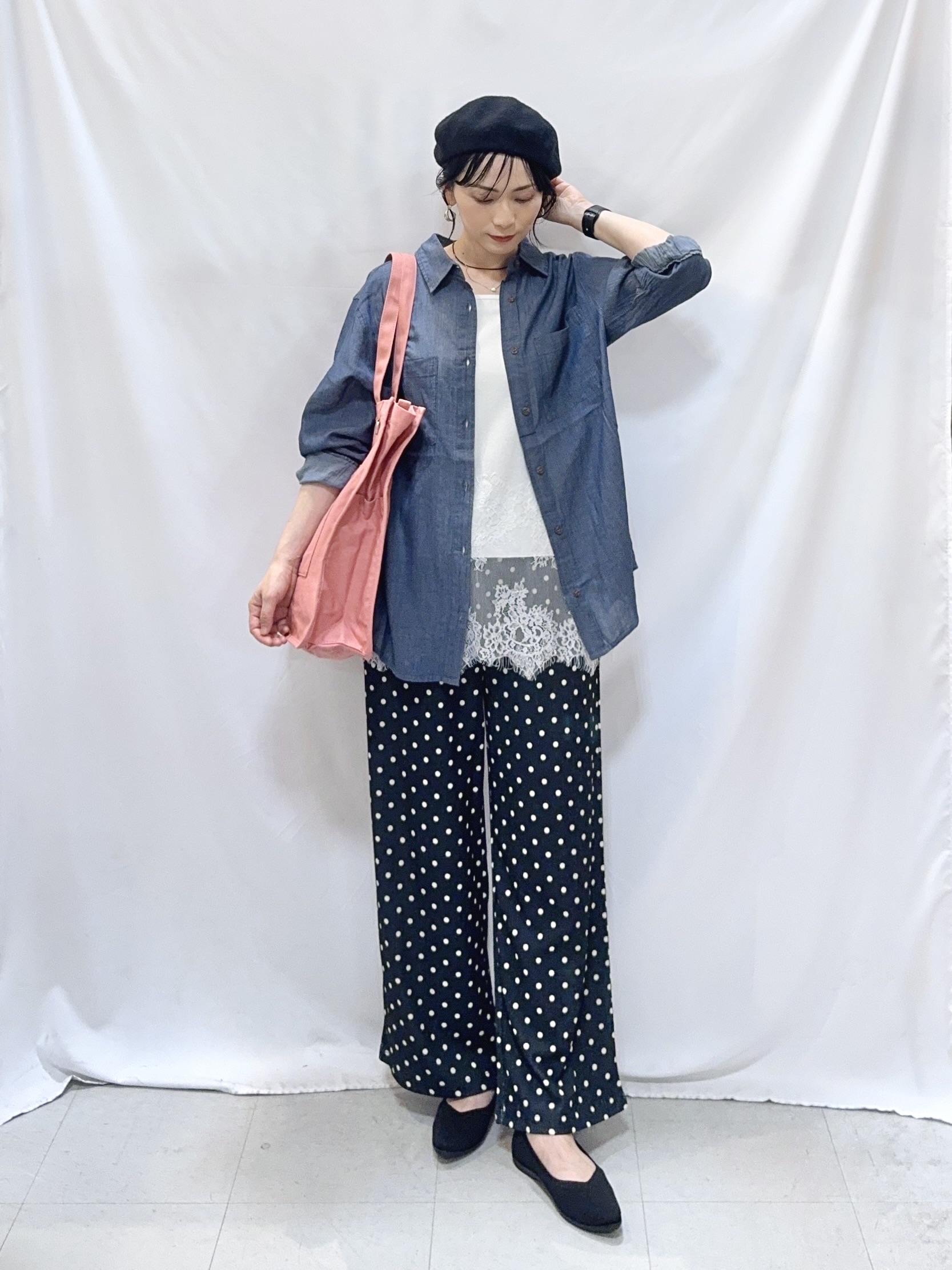 𝐇𝐢𝐫𝐨𝐦𝐢さんの「SHOO･LA･RUE｜【綿100%/UV/S-LL/体型カバー】優しく透ける 柔らかシアーデニムシャツ」を使ったコーディネート