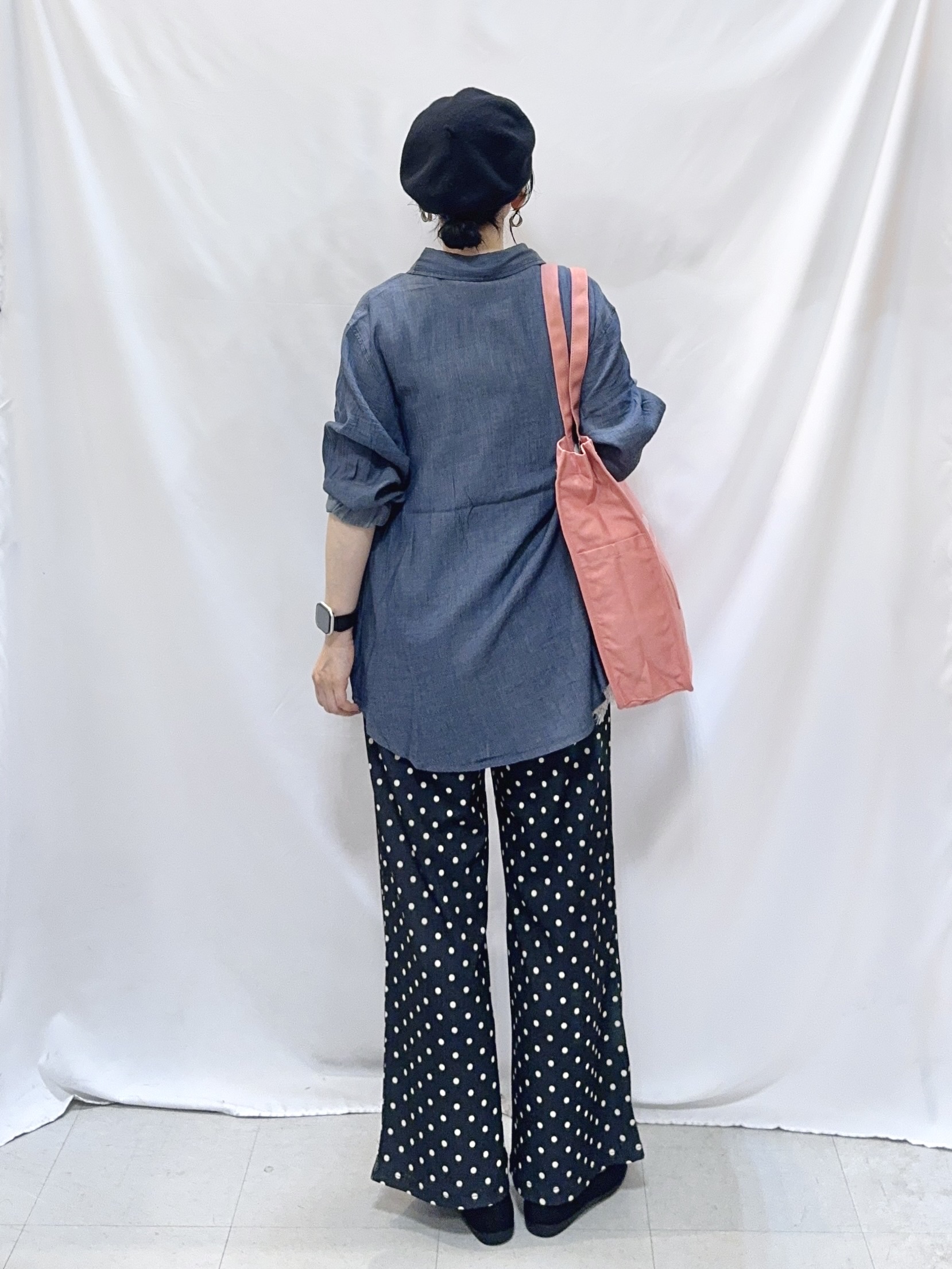 𝐇𝐢𝐫𝐨𝐦𝐢さんの「SHOO･LA･RUE｜【綿100%/UV/S-LL/体型カバー】優しく透ける 柔らかシアーデニムシャツ」を使ったコーディネート