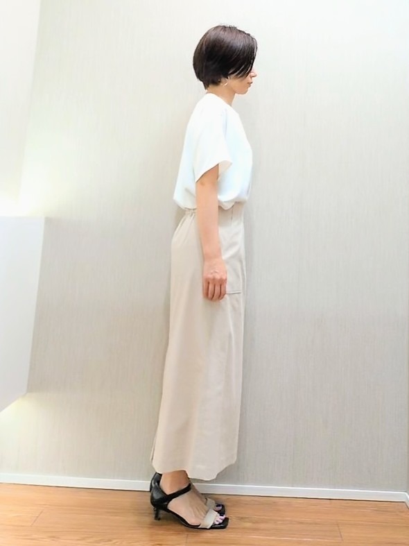 ミズタさんの「UNTITLED｜【UV/接触冷感/セットアップ可】リラクシーキーVネックブラウス」を使ったコーディネート