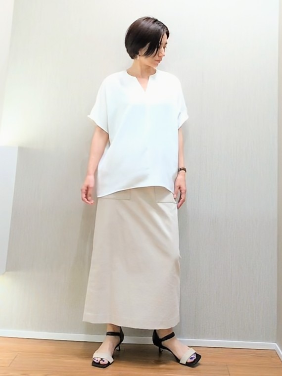 ミズタさんの「UNTITLED｜【UV/接触冷感/セットアップ可】リラクシーキーVネックブラウス」を使ったコーディネート
