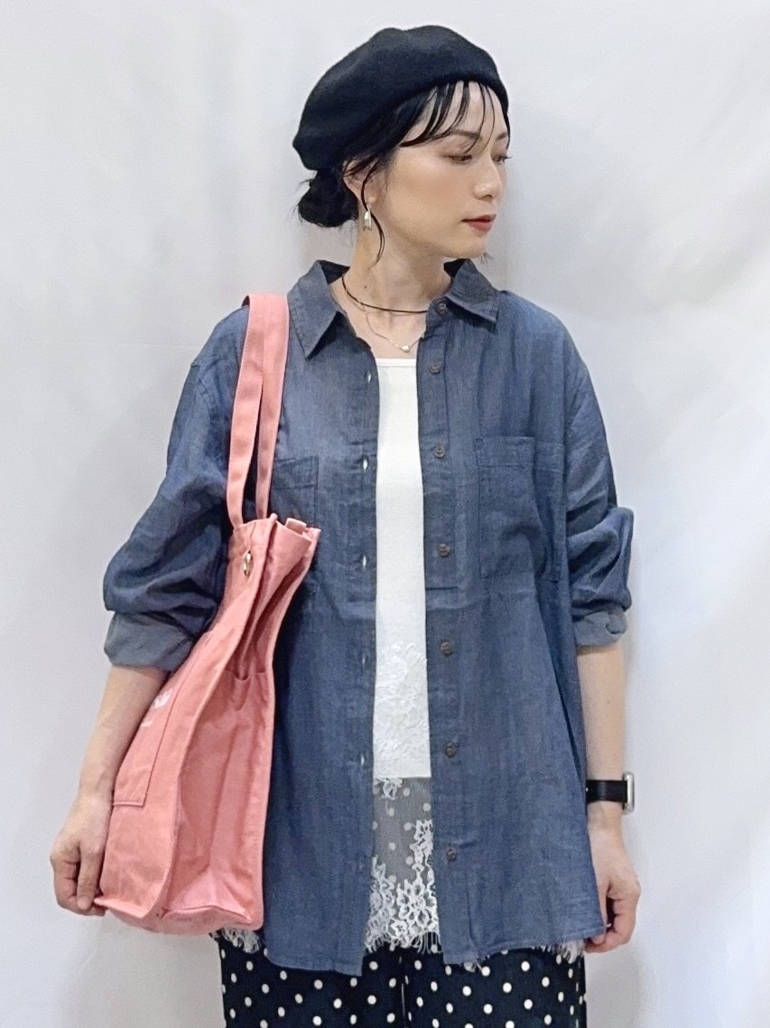 𝐇𝐢𝐫𝐨𝐦𝐢さんの「SHOO･LA･RUE｜【綿100%/UV/S-LL/体型カバー】優しく透ける 柔らかシアーデニムシャツ」を使ったコーディネート