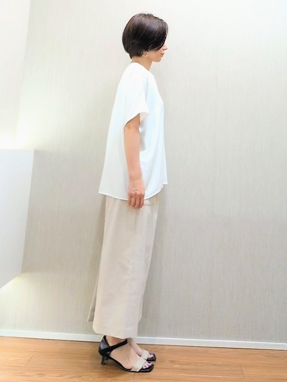 ミズタさんの「UNTITLED｜【UV/接触冷感/セットアップ可】リラクシーキーVネックブラウス」を使ったコーディネート