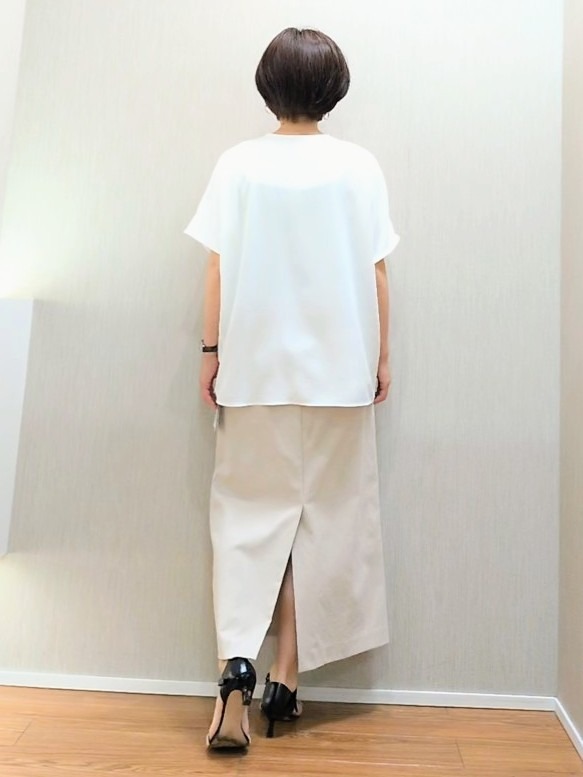 ミズタさんの「UNTITLED｜【UV/接触冷感/セットアップ可】リラクシーキーVネックブラウス」を使ったコーディネート
