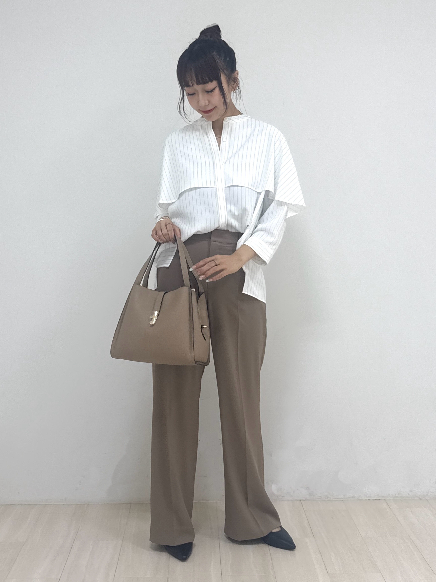 萩原 優里菜さんの「INDIVI｜【接触冷感/UVケア/夏羽織り/着る日傘】ケープ風ブラウス」を使ったコーディネート
