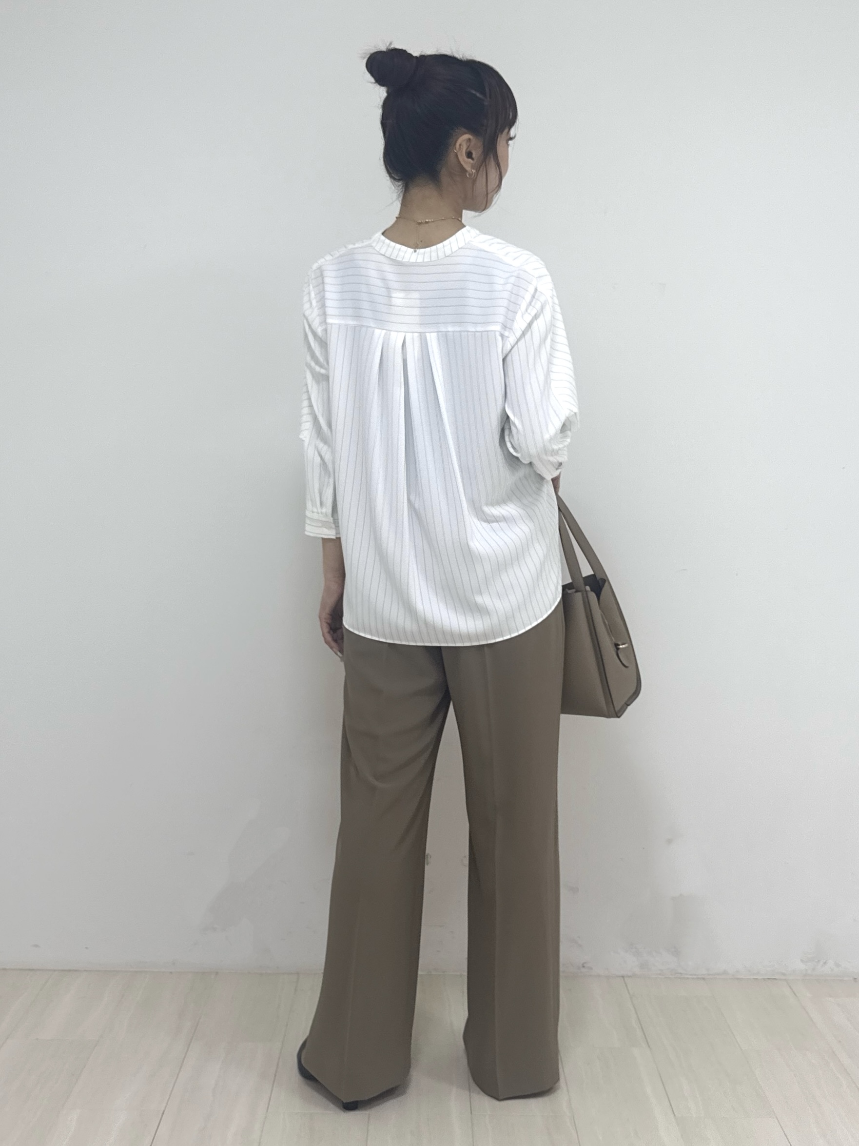 萩原 優里菜さんの「INDIVI｜【接触冷感/UVケア/夏羽織り/着る日傘】ケープ風ブラウス」を使ったコーディネート
