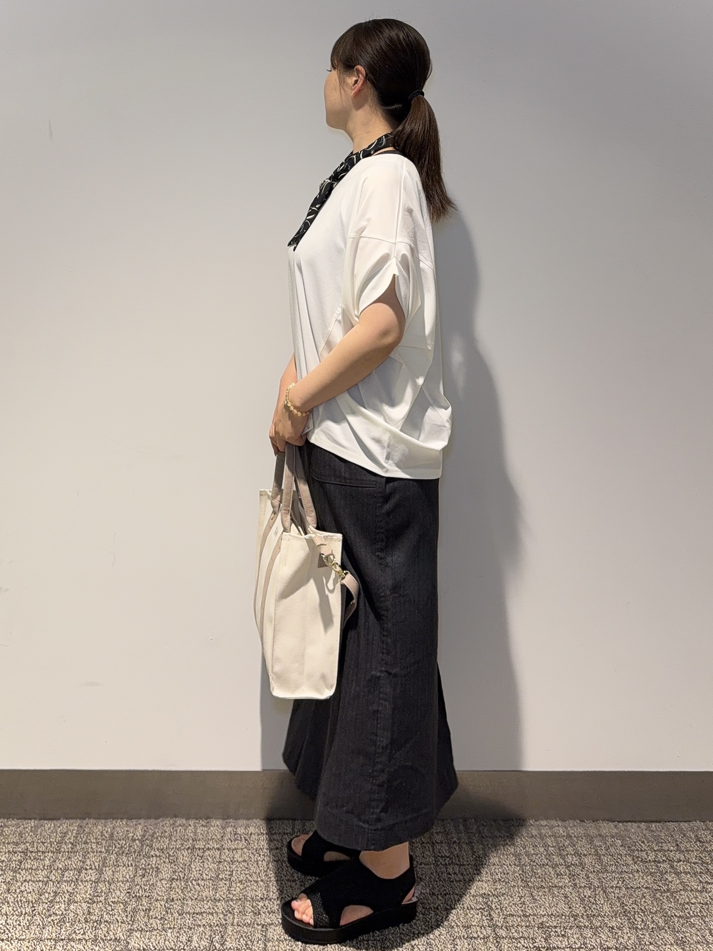 みーさんの「grove｜【持続冷感・体型カバー】サテンパイピングドルマンカットソー」を使ったコーディネート