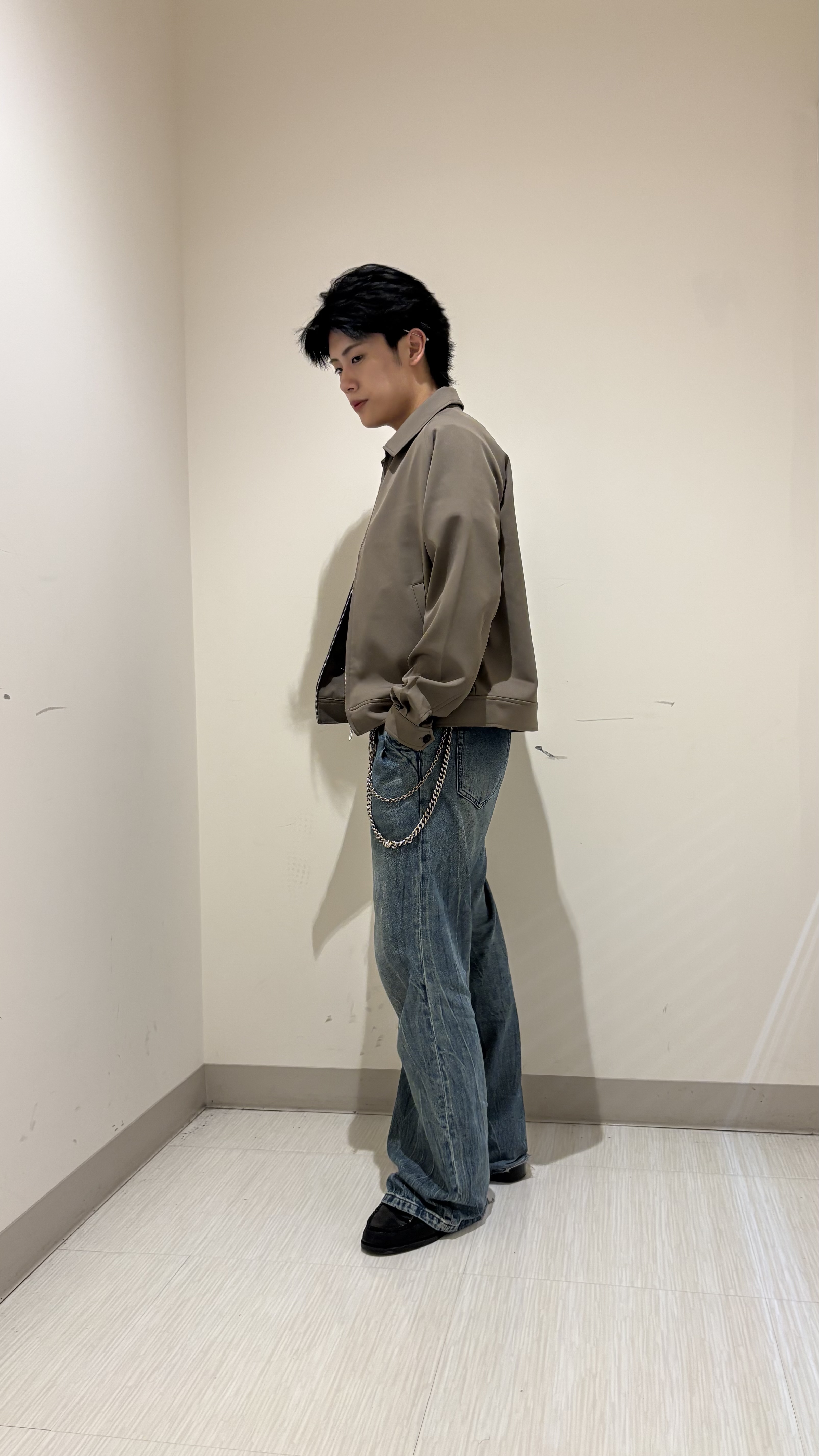 辻一樹さんの「tk.TAKEO KIKUCHI｜【防シワ／ストレッチ/セット対応可】smart shift series ジップブルゾン」を使ったコーディネート