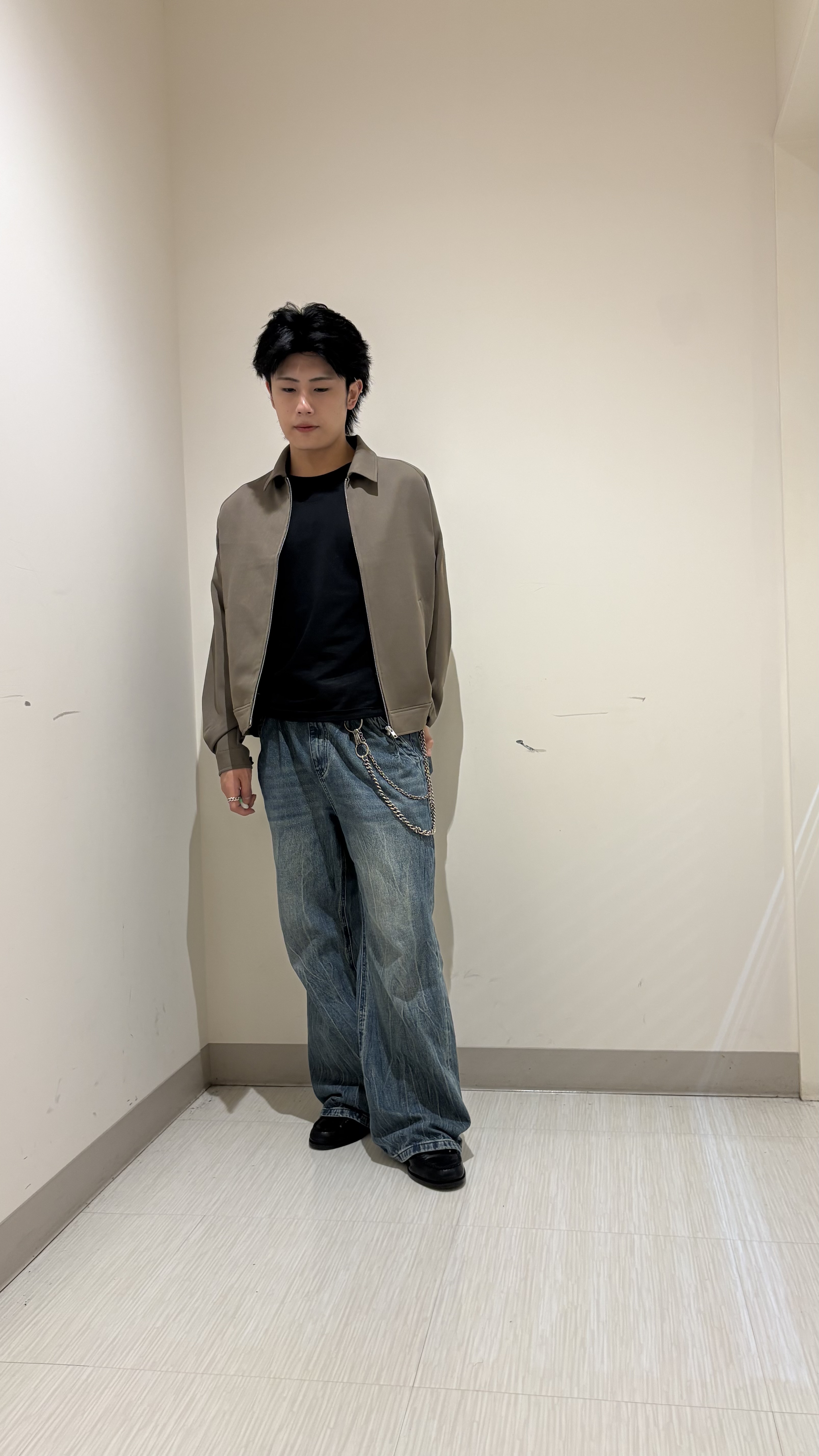 辻一樹さんの「tk.TAKEO KIKUCHI｜【防シワ／ストレッチ/セット対応可】smart shift series ジップブルゾン」を使ったコーディネート