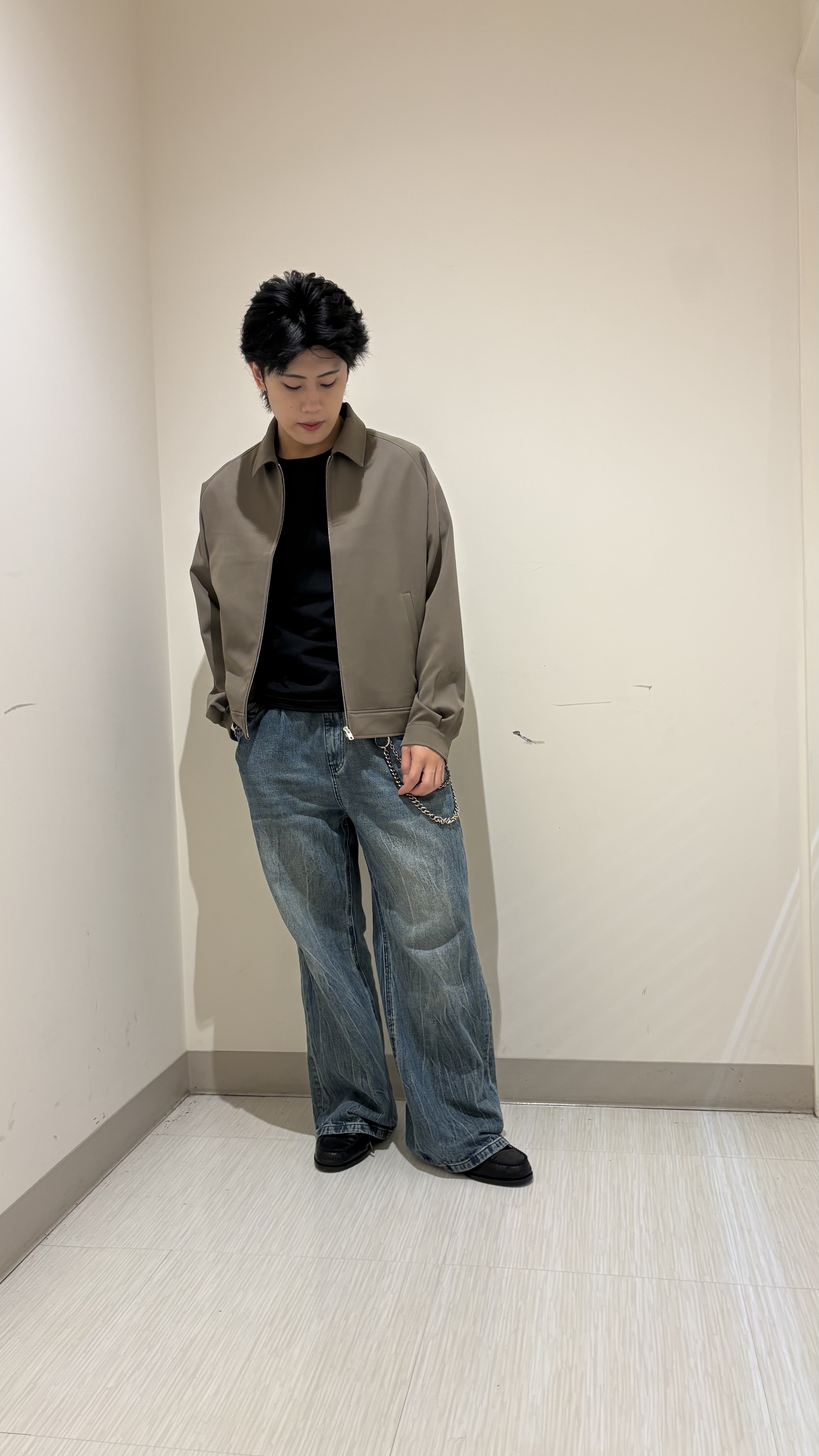 辻一樹さんの「tk.TAKEO KIKUCHI｜【防シワ／ストレッチ/セット対応可】smart shift series ジップブルゾン」を使ったコーディネート
