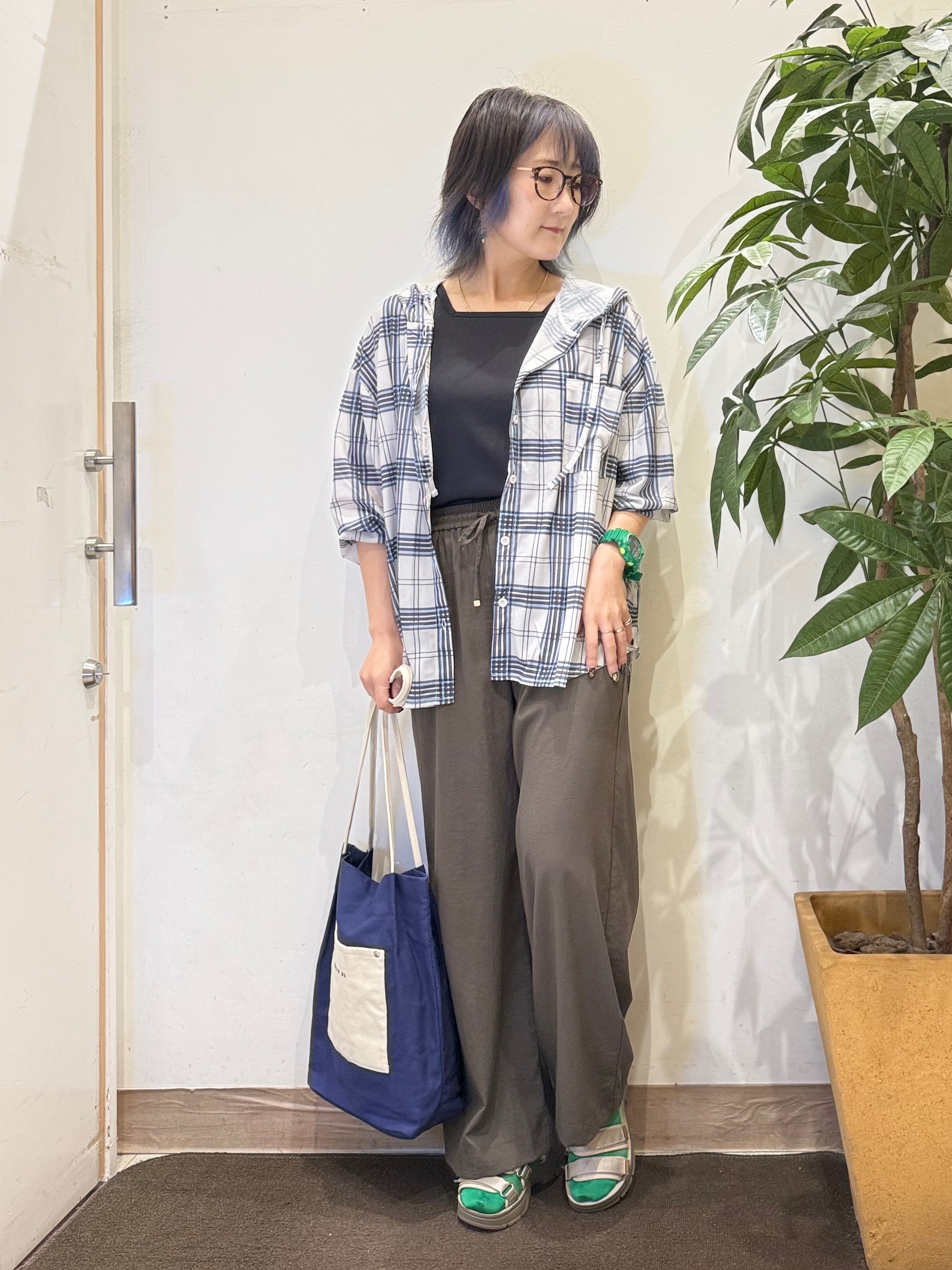 misakiさんの「SHOO･LA･RUE｜【洗濯機可/体型カバー】程よい透け感の ゆるシア―シャツパーカ」を使ったコーディネート