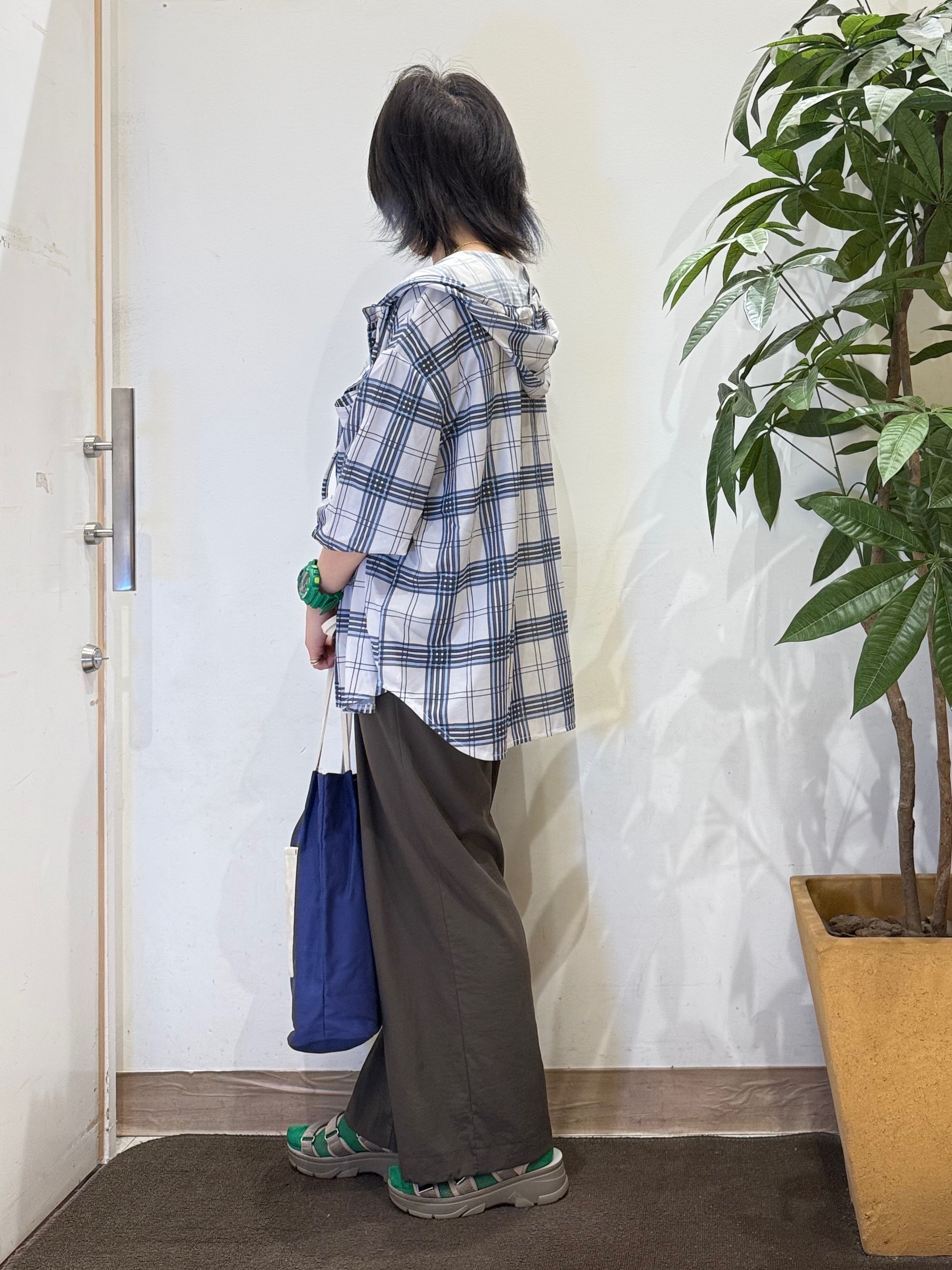 misakiさんの「SHOO･LA･RUE｜【洗濯機可/体型カバー】程よい透け感の ゆるシア―シャツパーカ」を使ったコーディネート