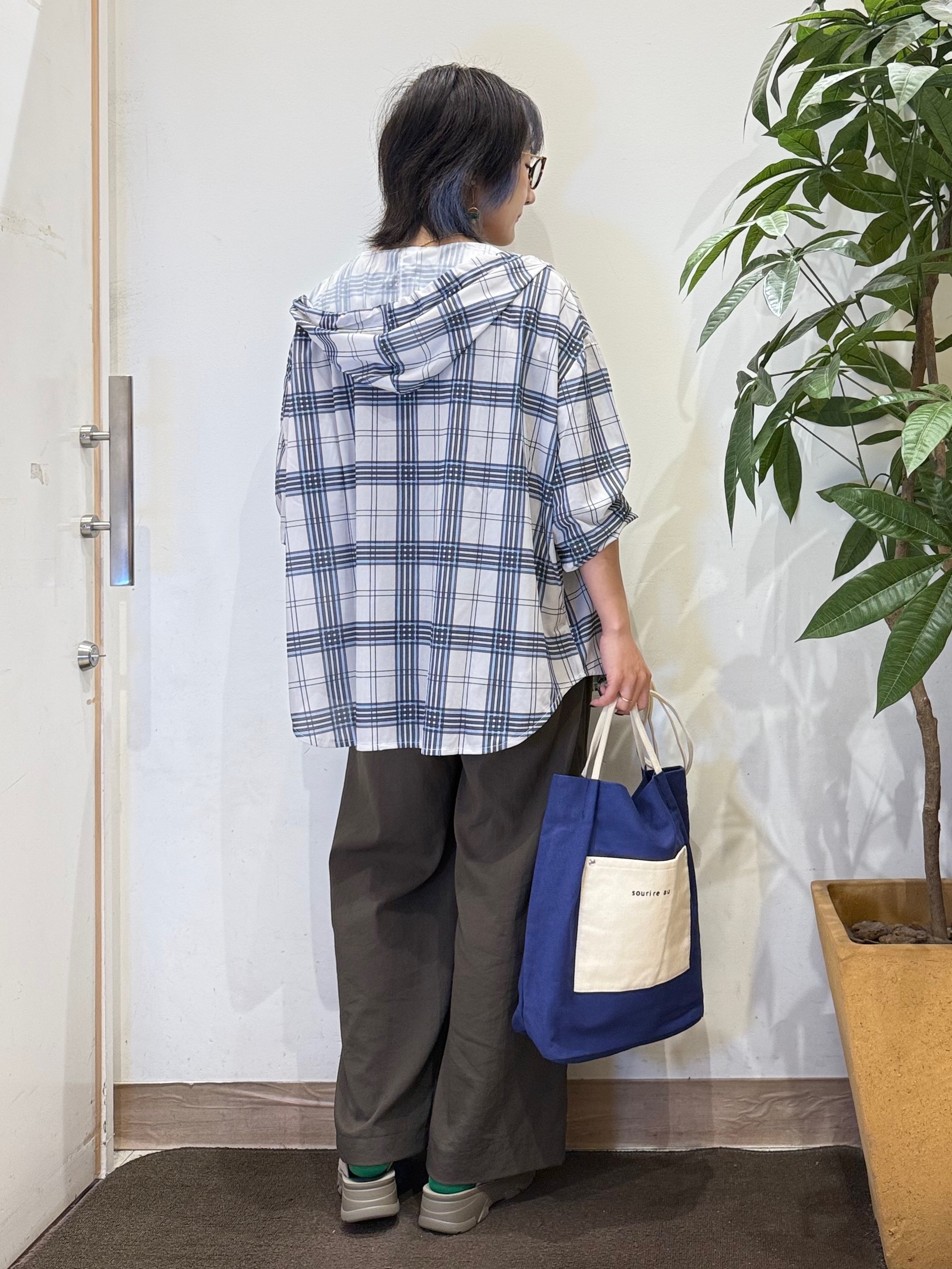 misakiさんの「SHOO･LA･RUE｜【洗濯機可/体型カバー】程よい透け感の ゆるシア―シャツパーカ」を使ったコーディネート