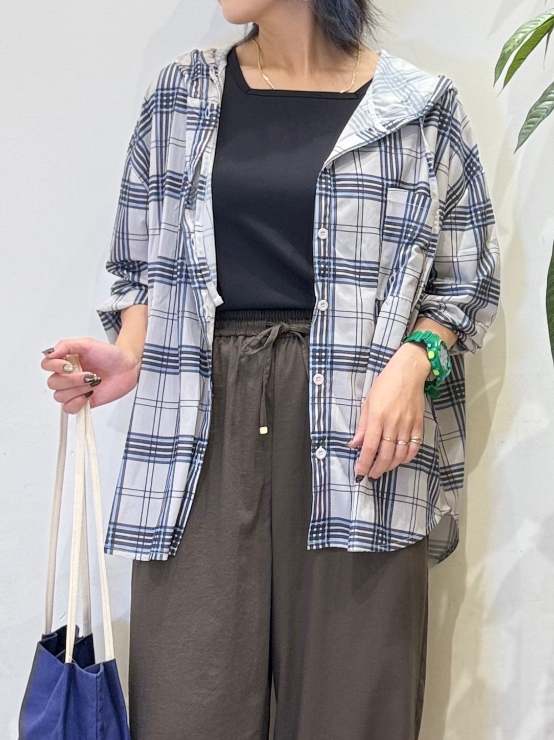 misakiさんの「SHOO･LA･RUE｜【洗濯機可/体型カバー】程よい透け感の ゆるシア―シャツパーカ」を使ったコーディネート