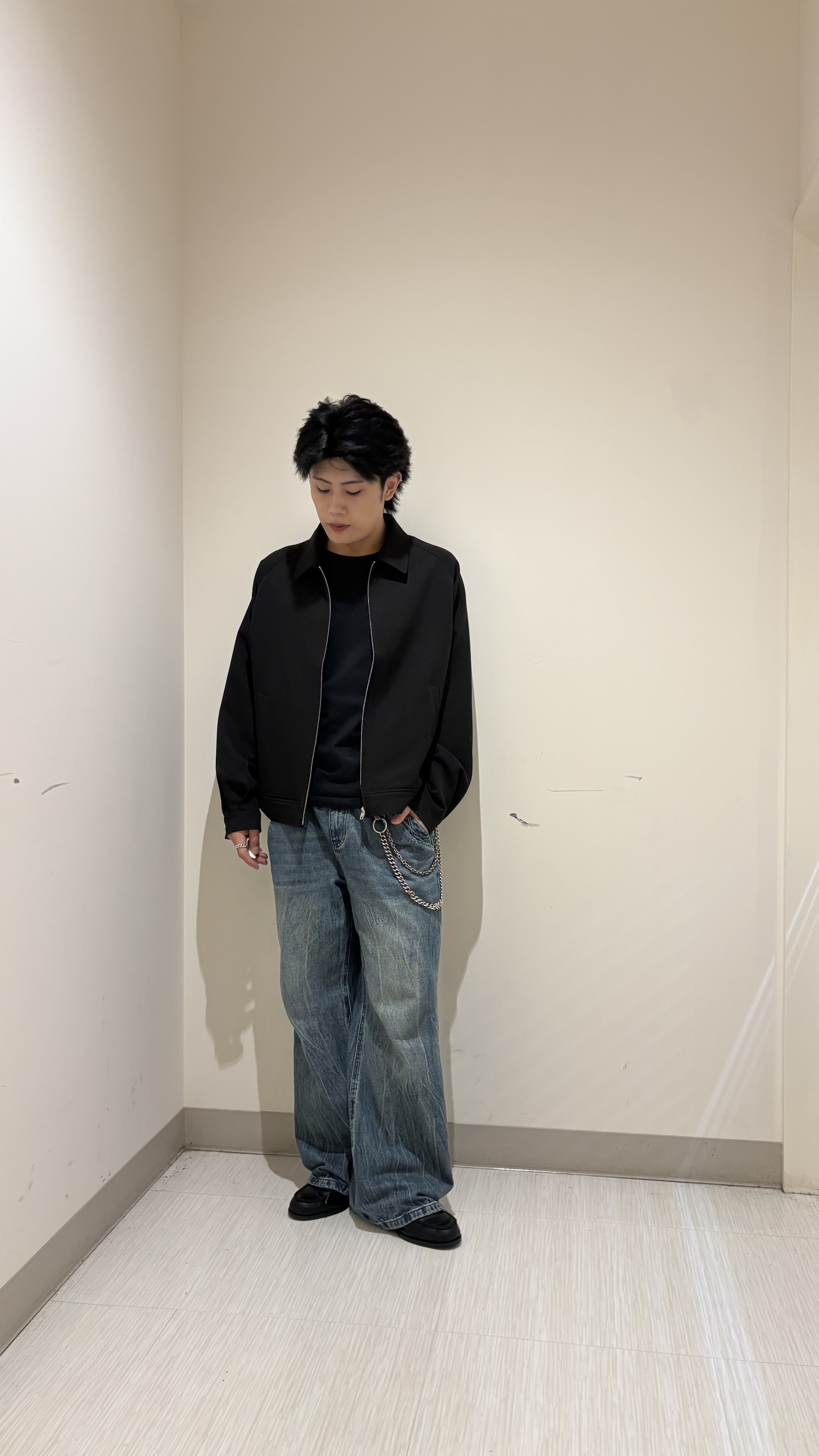 辻一樹さんの「tk.TAKEO KIKUCHI｜【防シワ／ストレッチ/セット対応可】smart shift series ジップブルゾン」を使ったコーディネート