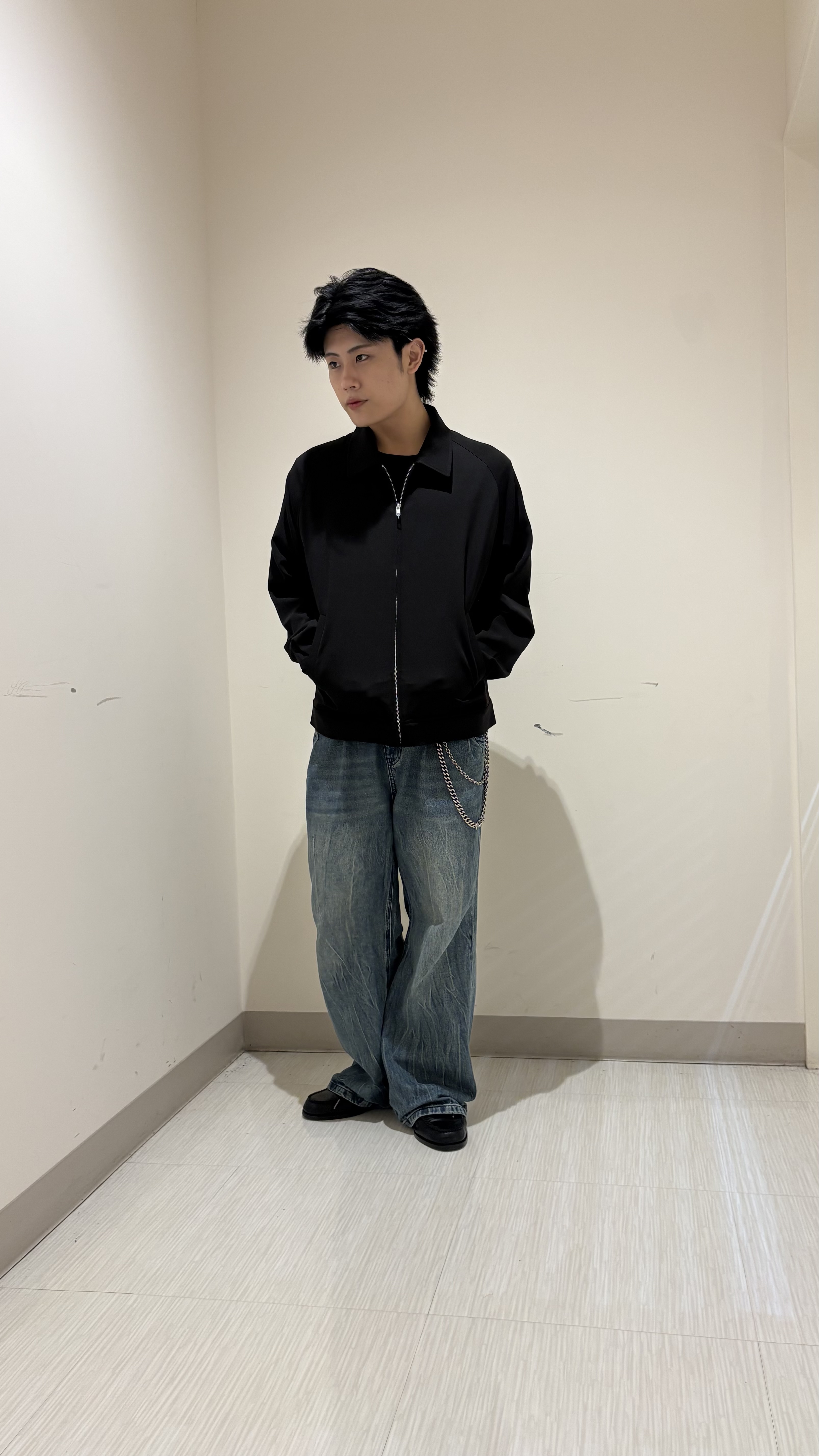辻一樹さんの「tk.TAKEO KIKUCHI｜【防シワ／ストレッチ/セット対応可】smart shift series ジップブルゾン」を使ったコーディネート