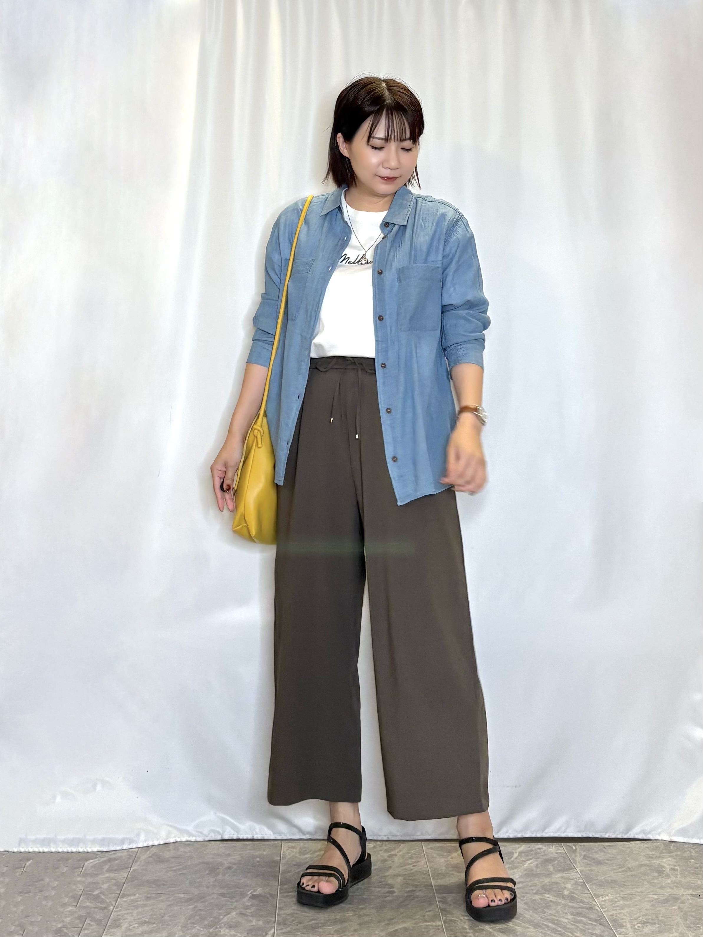 ネリさんの「SHOO･LA･RUE｜【綿100%/UV/S-LL/体型カバー】優しく透ける 柔らかシアーデニムシャツ」を使ったコーディネート