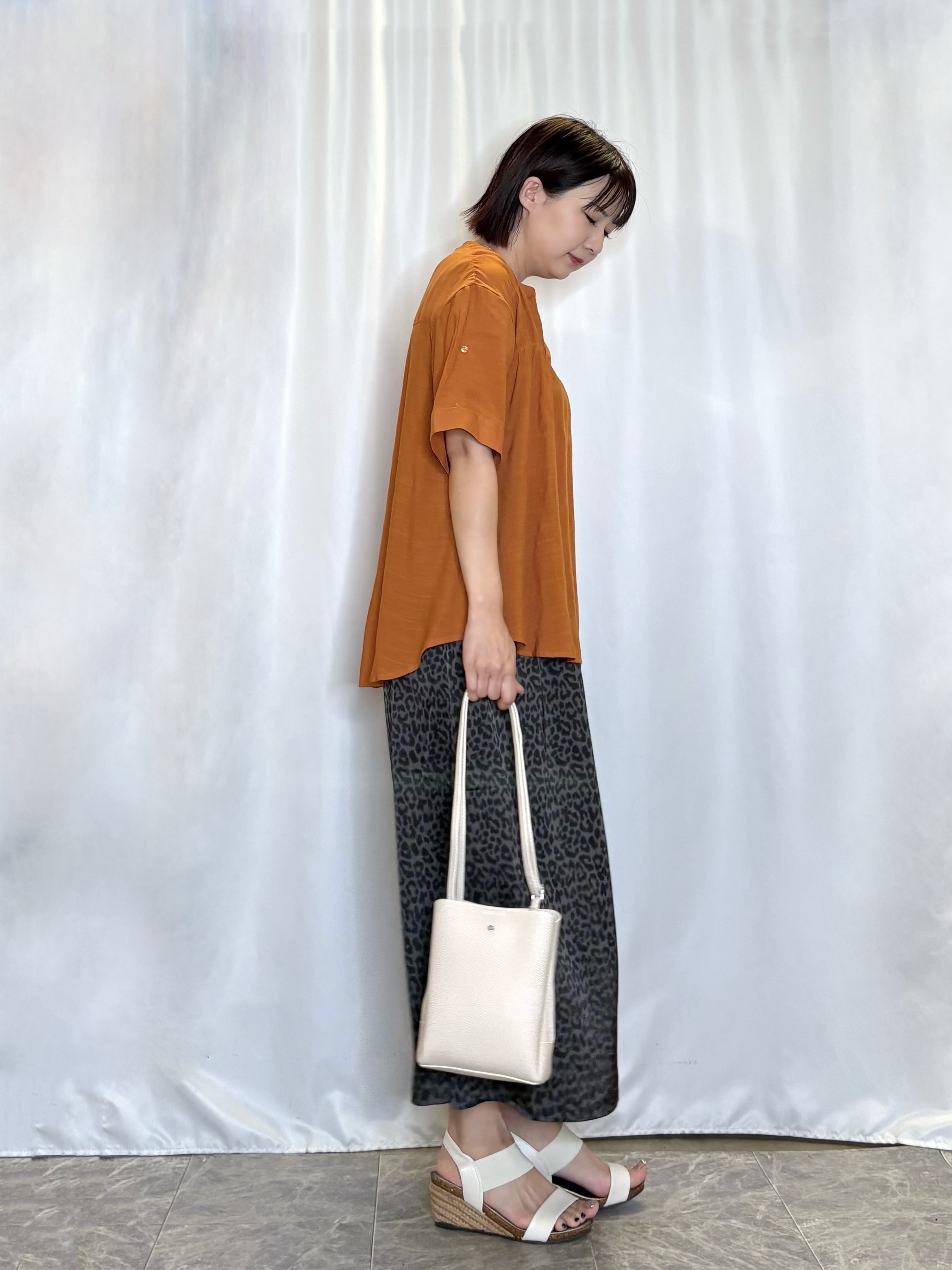 ネリさんの「SHOO･LA･RUE｜【ひんやり/UV】お袖の長さが調整出来る シャーリングスキッパーブラウス」を使ったコーディネート