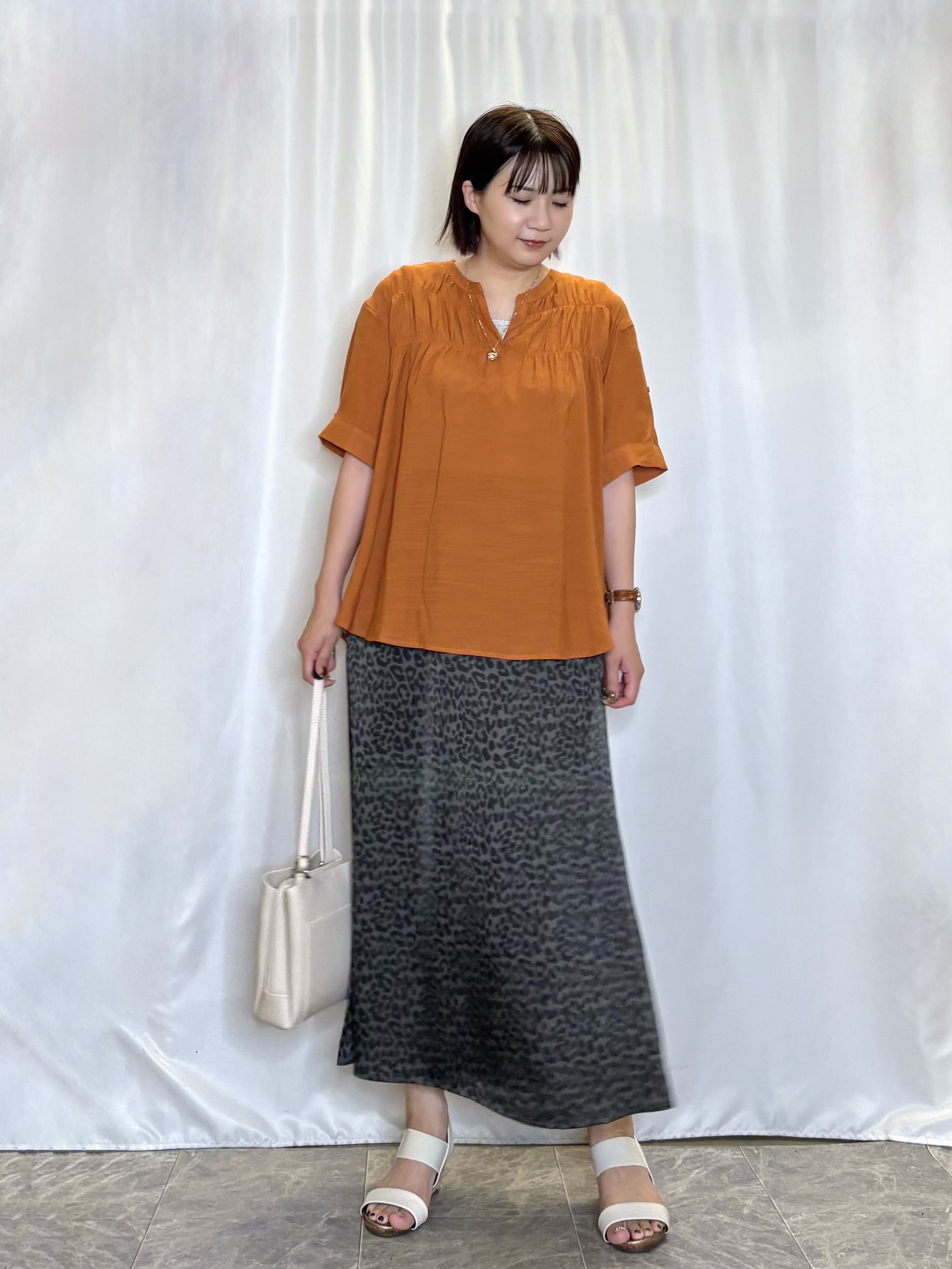 ネリさんの「SHOO･LA･RUE｜【ひんやり/UV】お袖の長さが調整出来る シャーリングスキッパーブラウス」を使ったコーディネート