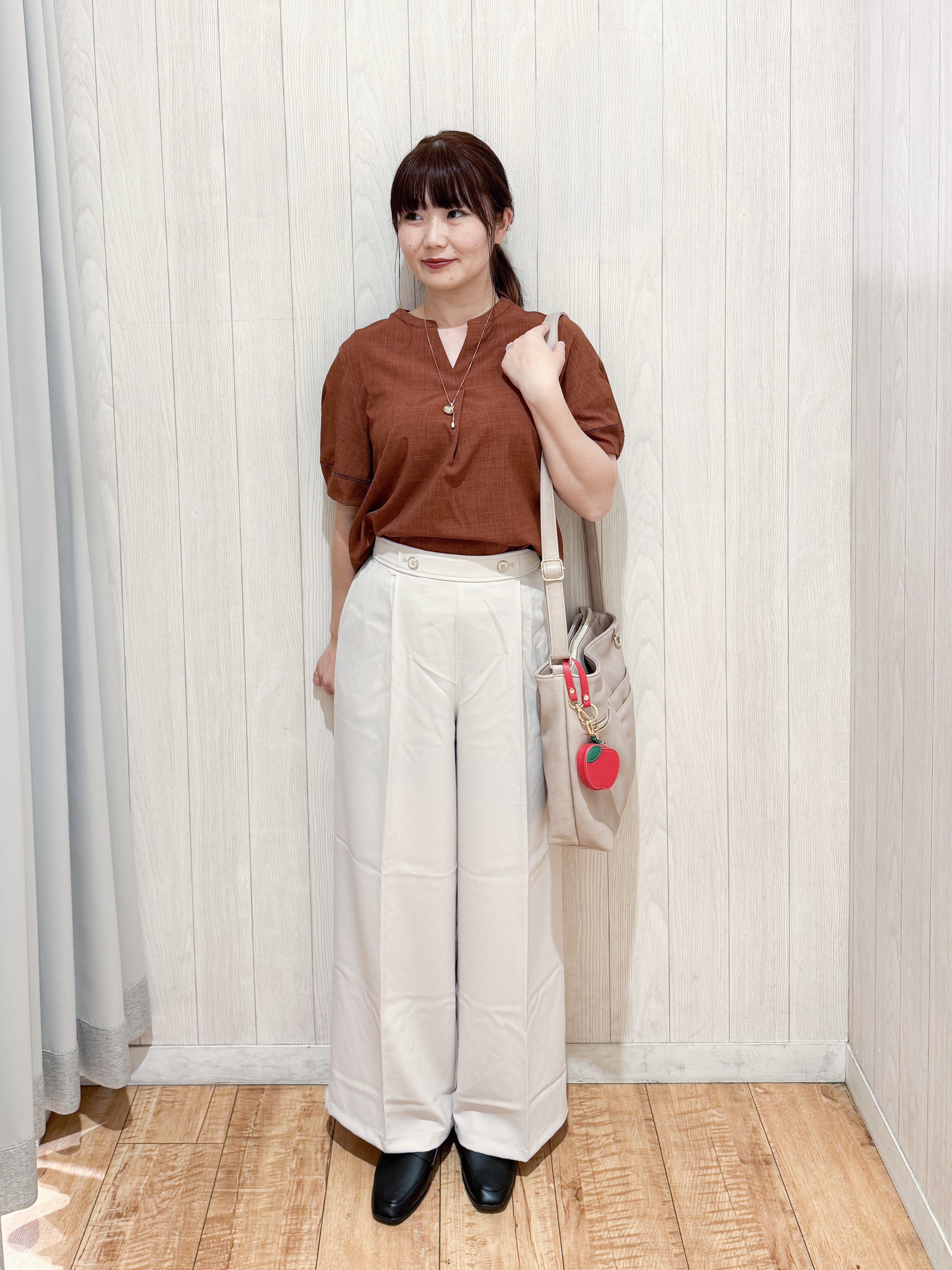 愛さんの「SHOO･LA･RUE｜【洗濯後しわになりにくい／インせずきまる】麻調ハシゴレーススキッパーブラウス」を使ったコーディネート