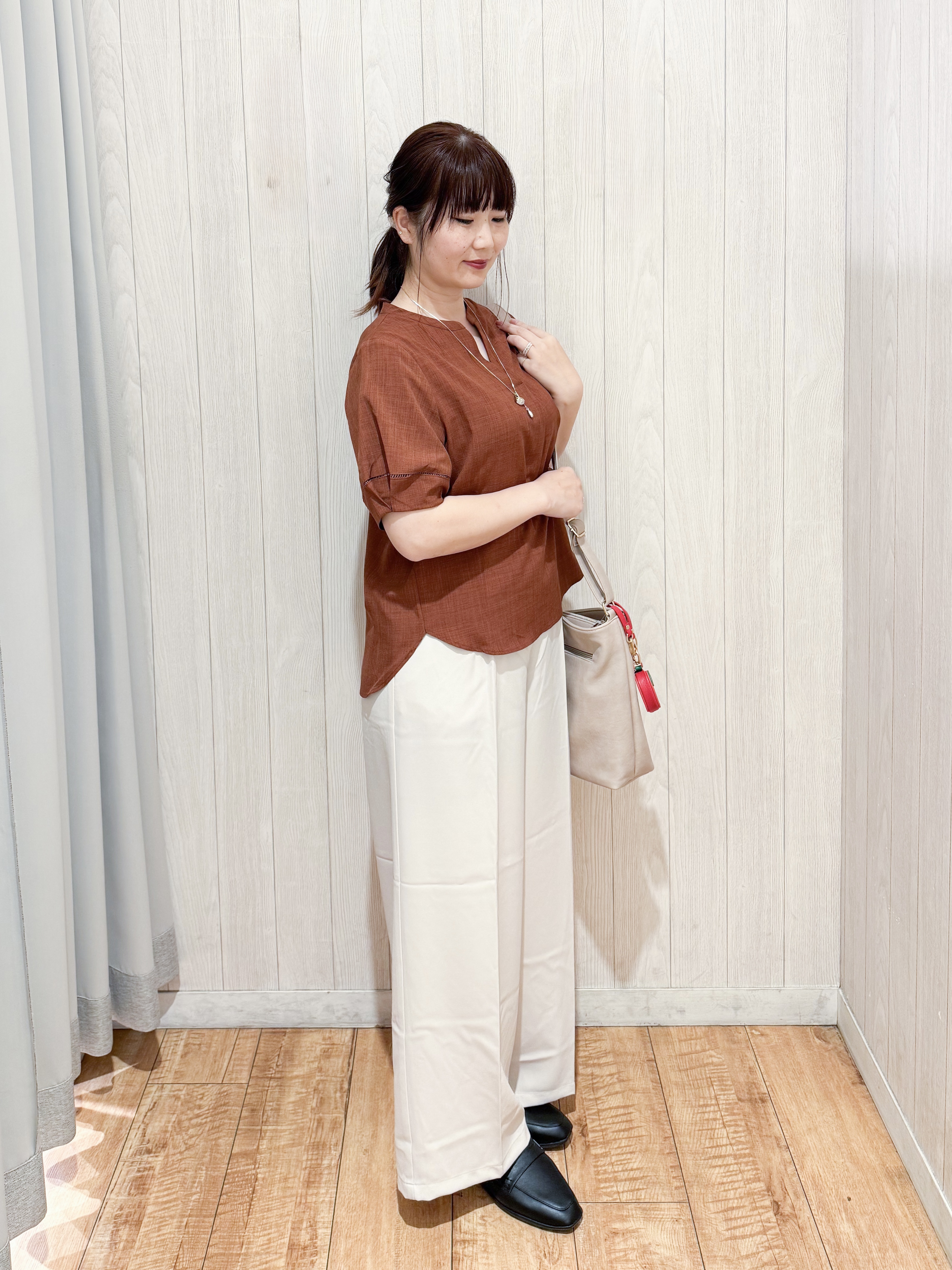 愛さんの「SHOO･LA･RUE｜【洗濯後しわになりにくい／インせずきまる】麻調ハシゴレーススキッパーブラウス」を使ったコーディネート