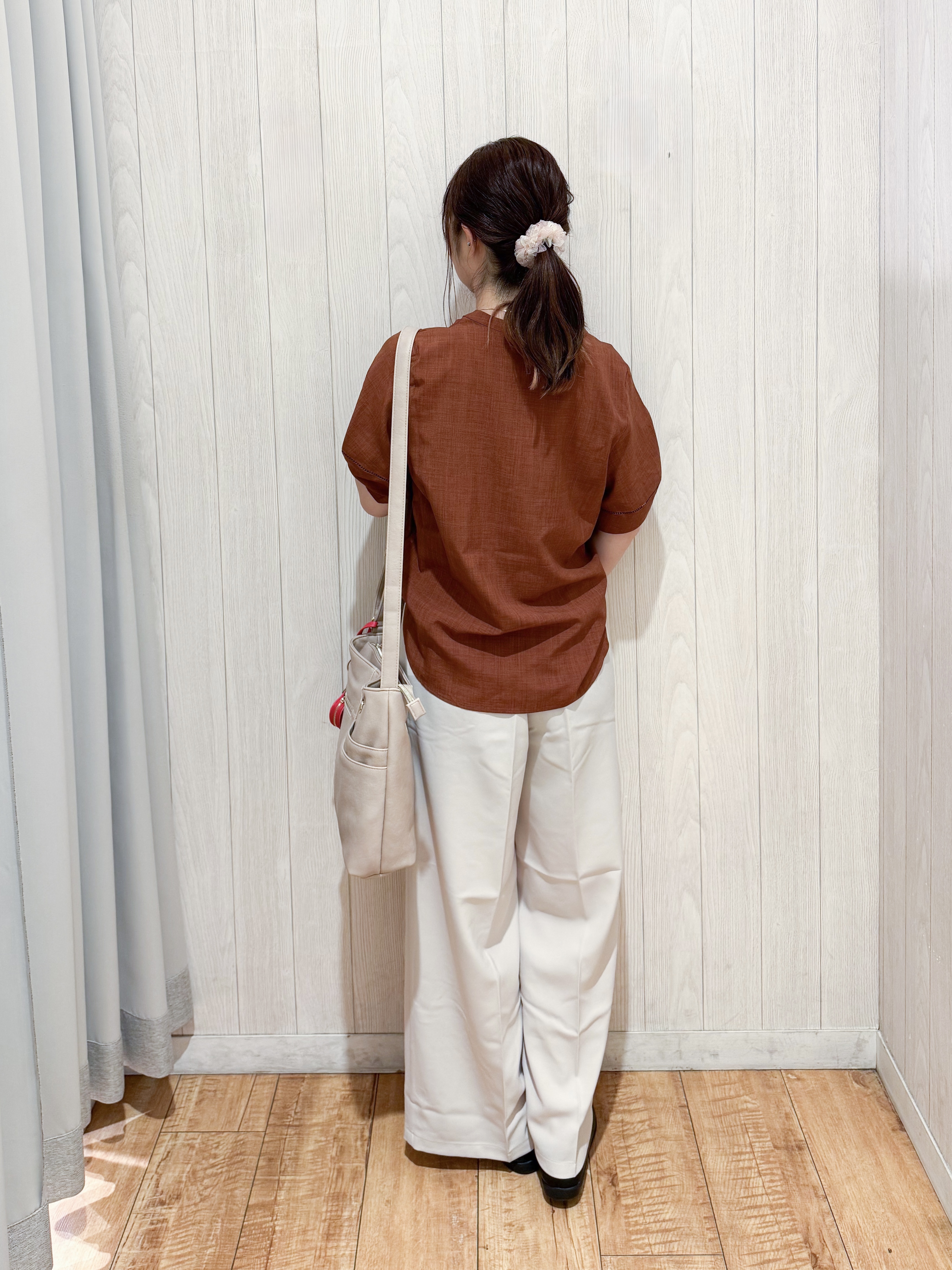 愛さんの「SHOO･LA･RUE｜【洗濯後しわになりにくい／インせずきまる】麻調ハシゴレーススキッパーブラウス」を使ったコーディネート