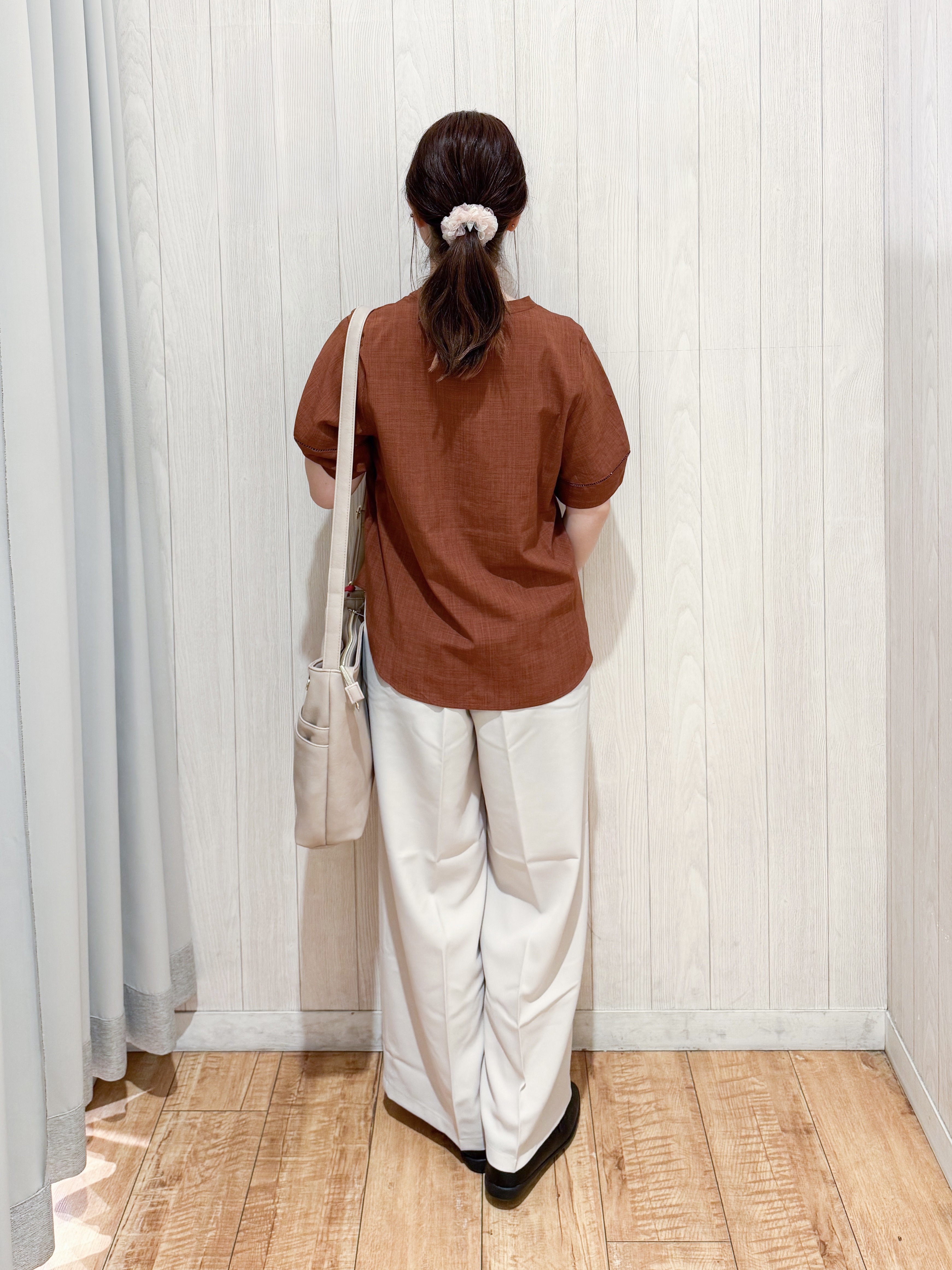 愛さんの「SHOO･LA･RUE｜【洗濯後しわになりにくい／インせずきまる】麻調ハシゴレーススキッパーブラウス」を使ったコーディネート