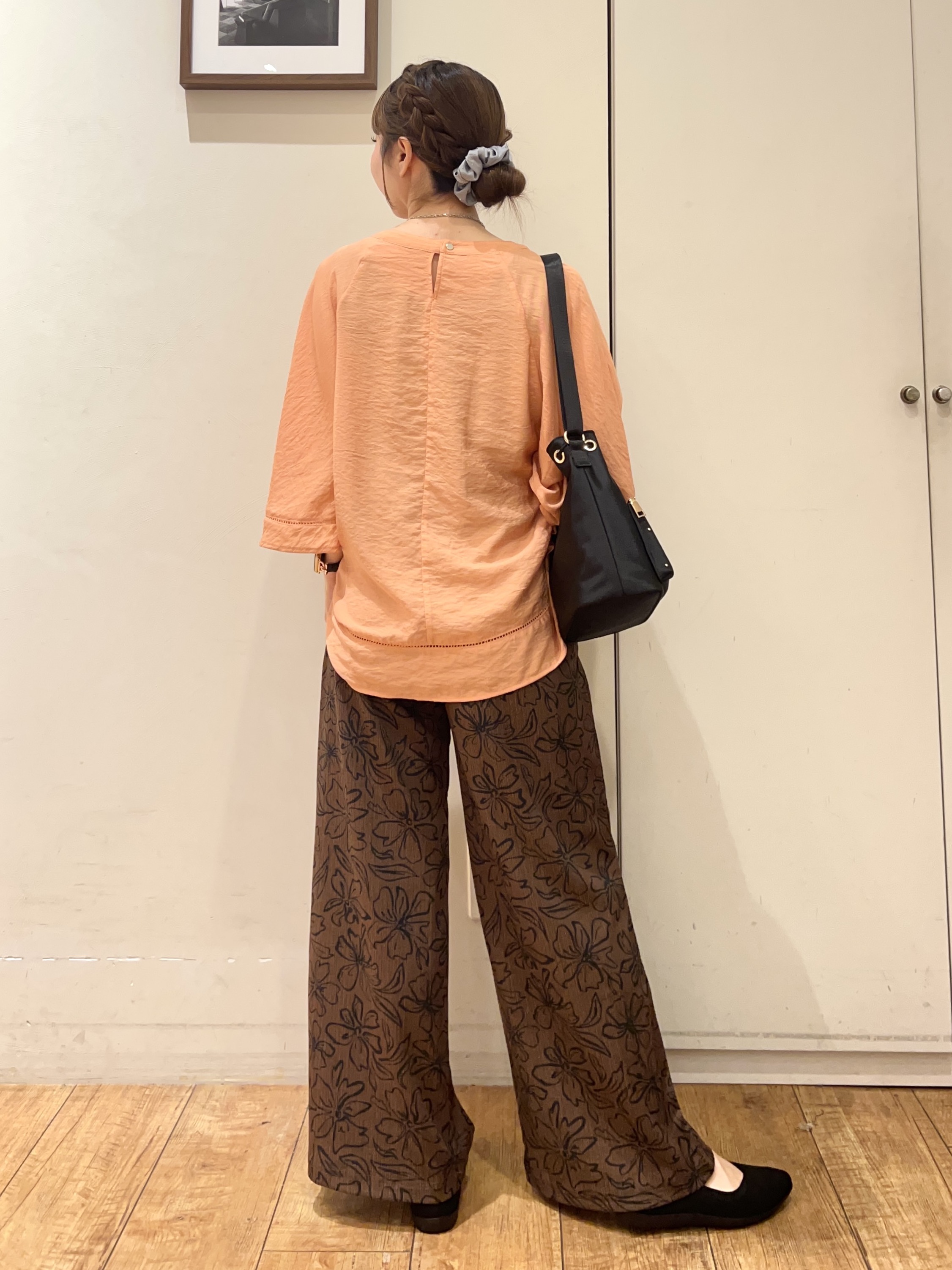 AIRIさんの「SHOO･LA･RUE｜【ひんやり/S-LL/体型カバー】はしごレースが魅力な スラブポンチョ風ブラウス」を使ったコーディネート